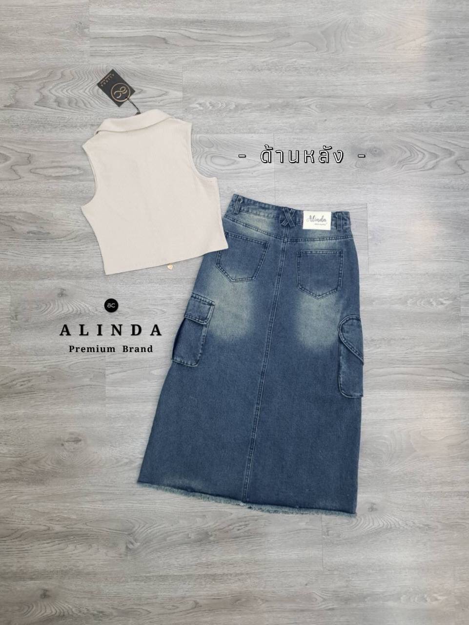 ชุดเซ็ทงานตามหาเข้าแล้วนะคะ มันสวย มันจึ้งงมากค่ะชุดนี้ ตัวเสื้อเป็นเสื้อแขนกุดคอปกสีครีม ทรงครอป ซิปหน้ารูดได้ 2 ทาง จะใส่แบบเรียบร้อยดูน่ารักๆ หรือจะรูดขึ้นเพิ่มความเซ็กซี่ก็ได้หมด หัวซิปเป็นอะไหล่รูปหัวใจน่าร๊ากก ยังแต่งอะไหล่ช่วงคอปกเป็นน้องโบว์และหัว