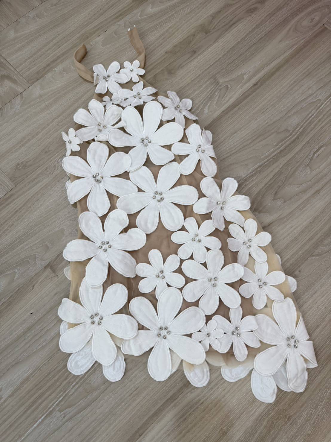 เดรสสั้นดีไซน์สุดโดดเด่นด้วยลายดอกไม้สามมิติทั้งตัว แต่งดอกไม้นูนขนาดเล็ก-ใหญ่ไล่ระดับจากช่วงคอลงมาถึงชายกระโปรง เพิ่มลูกเล่นด้วยการฝังคริสตัลเล็กกลางดอกช่วยสะท้อนแสงอย่างหรูหรา ดีไซน์ชายเดรสเฉียงดูชิคเปรี้ยวมาก ให้ลุคหวานปนเซ็กซี่อย่างลงตัว เ