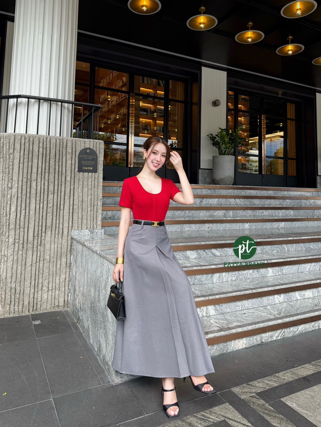 Set 2 ชิ้น เสื้อยืดแขนสั้นสีแดงทรงเข้ารูปสวย ดีเทลตีเกร็ดสวย แมทซ์กับกระโปรงยาวสีเทาแต่งจีบหน้า กระเป๋าหน้า2ข้าง ใช้งานได้จริง มีซิปหลัง