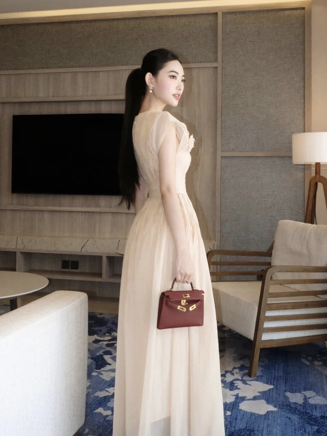 แม็กซี่เดรสรุ่นนี้สวยมากแขนล้ำคอวีกระดุมหน้าซิปหลังเอวเข้ารูปกระโปรงยาวมีซับในถึงปลายชุดเทคเจอร์ผ้าอัดจีบยับกระโปรงจับจีบรองานคุณภาพเกรดพรีเมี่ยม1:1 คัทติ้ง และ แพทเทริน์เป๊ะ ค่ะ น่ารักฝุดๆไปเลยค้ารุ่นนี้มิกซ์กับรองเท้าส้นสูงเครื่องประดับเก๋ๆก็ดูน่ารักแล้