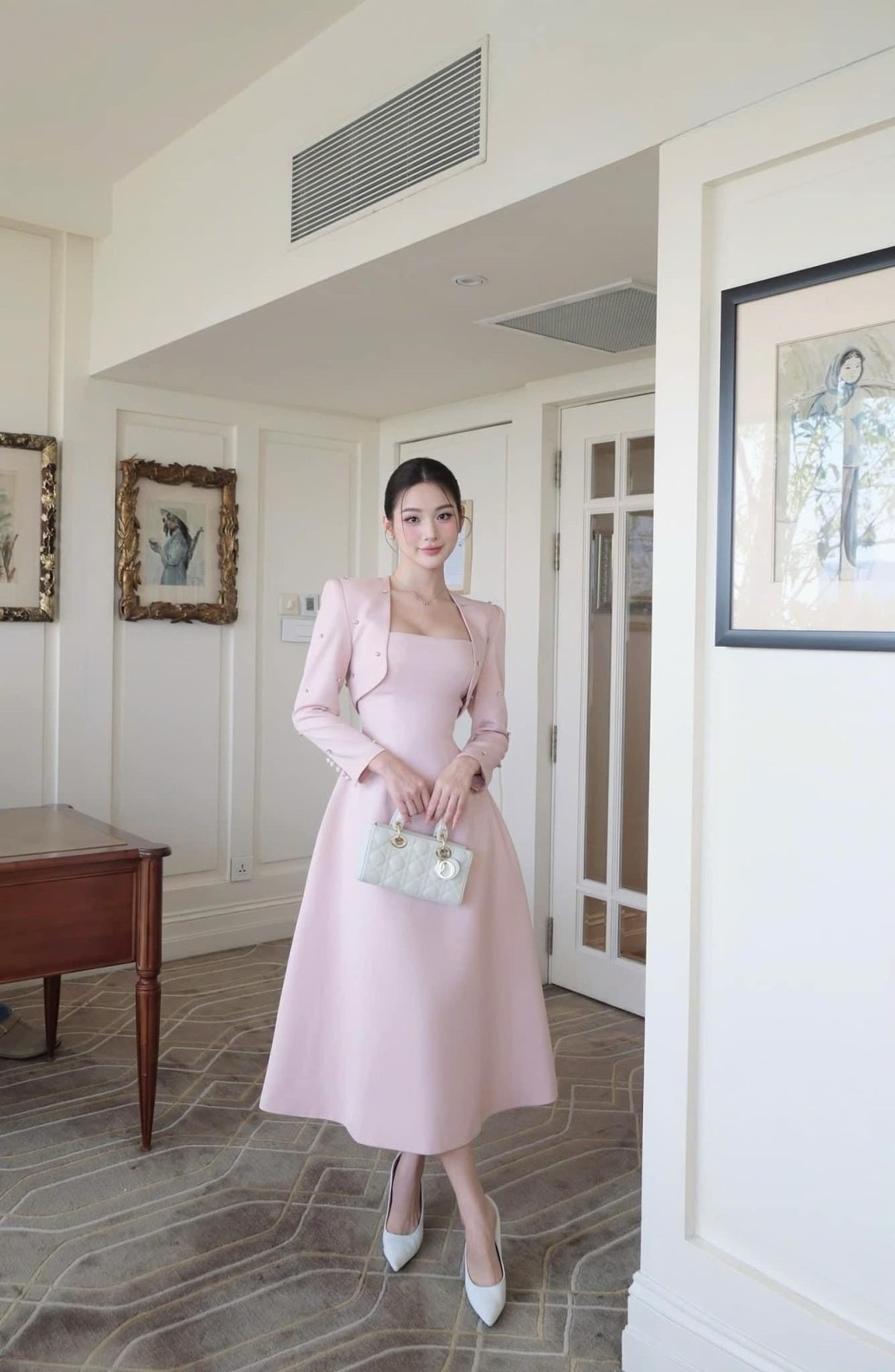 เซต2ชิ้นสีชมพู เดรสยาวสายเดี่ยว ทรงสวย มีกระเป๋า2ข้างล้วงได้เก๋ มีเข็มขัดใส่ปรับข้ารูปให้ทรงสวย ( อกเสริมฟองน้ำและซิปหลังซ่อนอย่างดี ) ช่วงกระโปรงทรงพลิ้วมีซับในทั้งชุด มาพร้อมกับเสื้อคลุมเนื้อผ้าเดียวกันตัวสั้น ขอบด้านหน้าโค้งแขนยาว ดีเทลตอกหมุดอะไหล่เพช