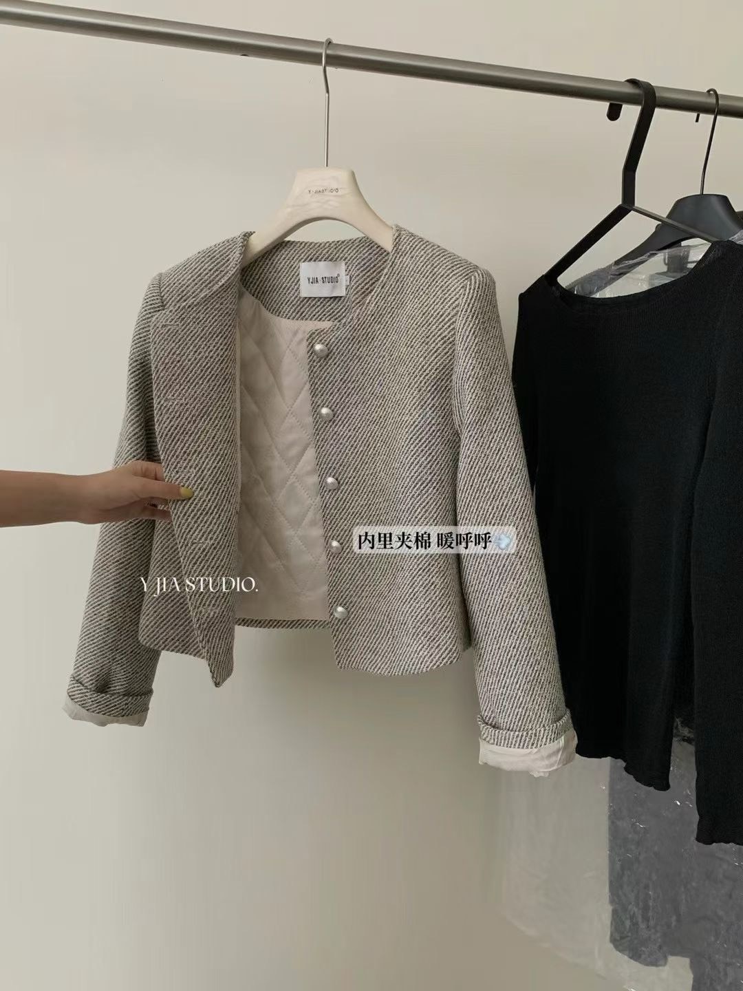 MAYA SHOP 8336# Blazer แขนยาว มีฟองน้ำเสริมบ่า แต่งกระดุมสีเงิน เนื้อผ้าดี มีซับใน