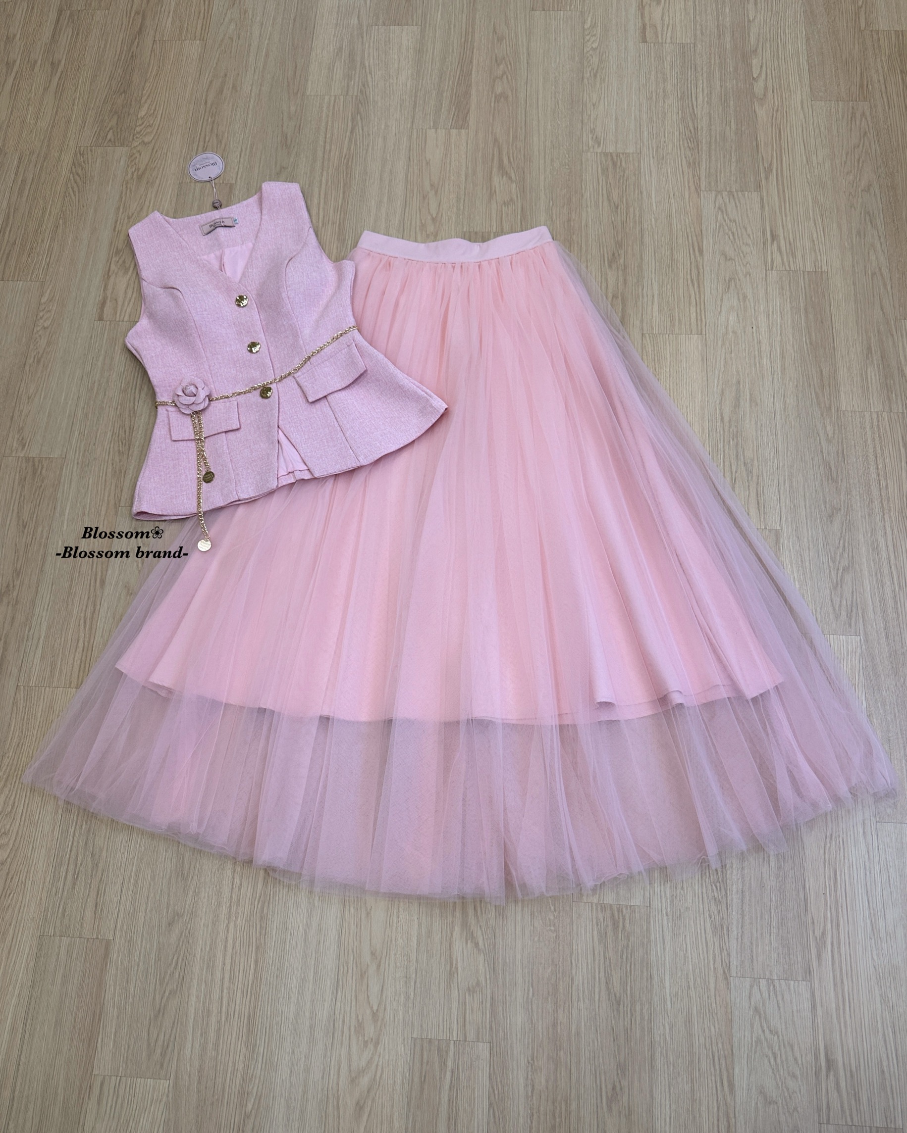 Setเสื้อแขนกุด แต่งกระดุมสีทองด้านหน้า เนื้อผ้าทวิตไม่หนามาก มีฟองน้ำในตัว แมทช์กับกระโปรงยาวพองสวย มีเข็มขัดโซ่ดอกไม้แถมให้ด้วยนะคะ เนื้อผ้า แพทเทรินสวยสุดๆ ใส่แล้วเป๊ะมาก ใส่ได้ทุกโอกาศ เรียบหรูแต่ดูแพงมากคะ