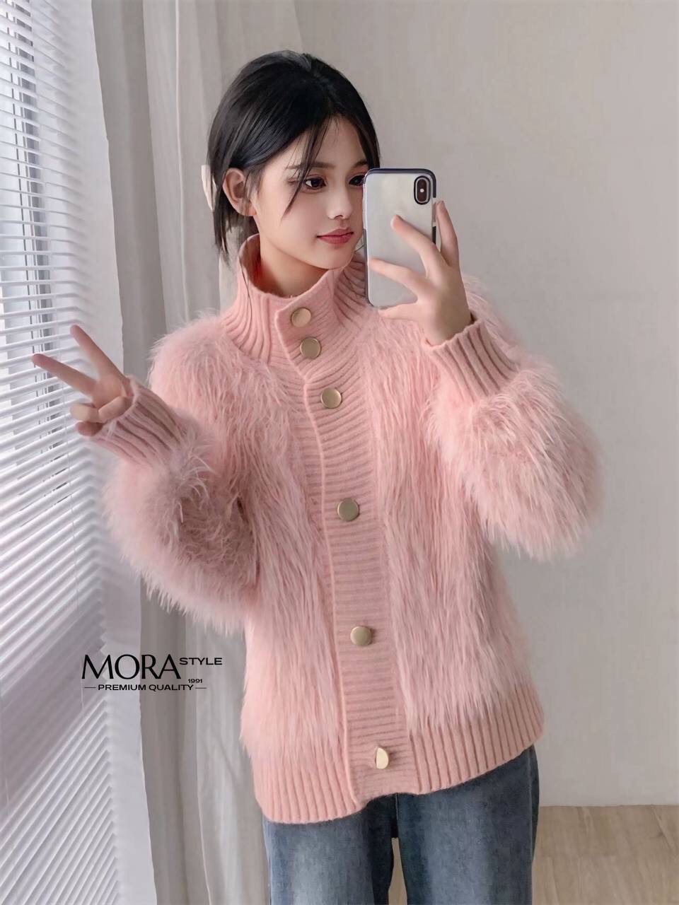 เสื้อแขนยาวแต่งขนทั้งตัว งานสวยแพง เหมาะกับแฟชั่นหนาวนี้สุดๆ ดีไซน์ออกมาเก๋ งานคือน่ารักมากค่ะ สาวๆต้องมีติดตู้นะคะ