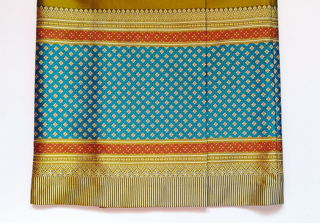 ผ้าถุงไหมสำเร็จรูป (สีเขียวปีกแมลงทับ) งานตัดเย็บประณีต อัดผ้ากาวตามสีของผ้าถุง เนื้องานดีเกรด A (รอบเอว 30 นิ้ว)