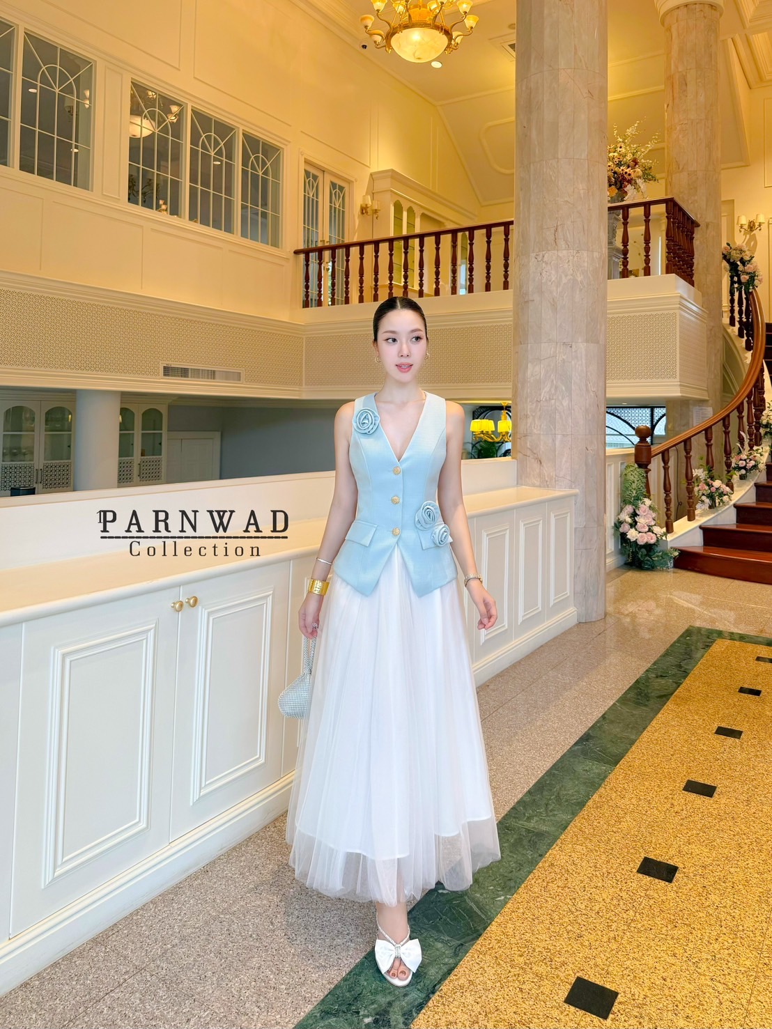 Set เสื้อคอวีแต่งกระดุมทองผ้าทอมีซับในไม่คัน แมทซ์กับกระโปรงผ้ามุ้งสองชั้นซับในสีขาว ประดับด้วยดอกไม้ 3D เป็นเข็มกลัด ติดตรงไหนก็ได้ตามใจชอบเลยน๊าาา ราคาดีมากกก #parnwadcollection #ชุดงานบุญ #ชุดไทย #ชุดไปวัด #งานตามหา