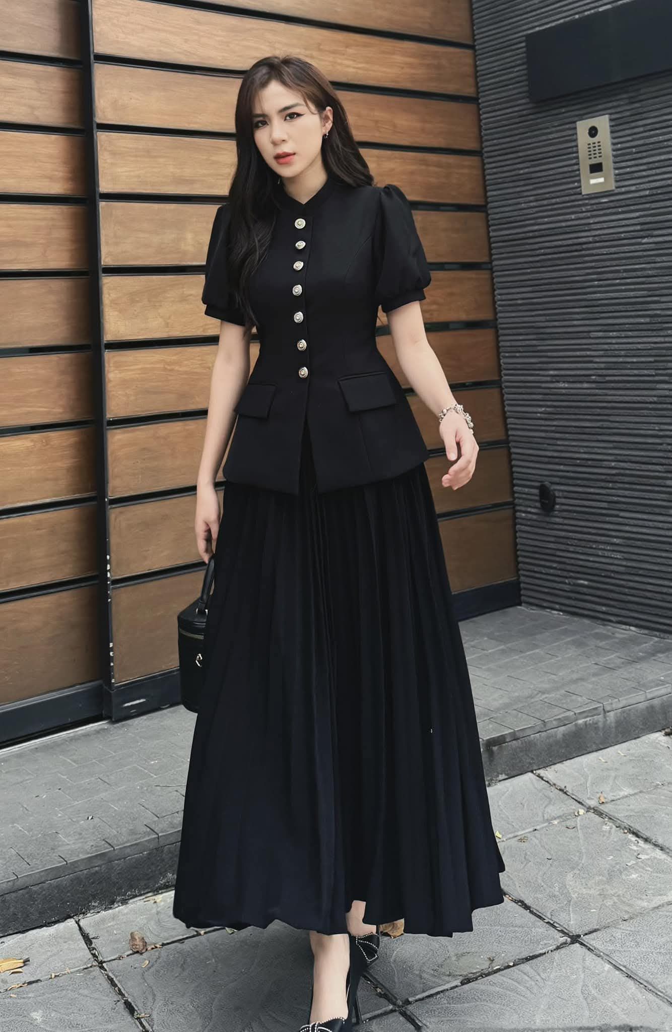 Set เสื้อแขนพอง คอตั้งติดกระดุมเรียงด้านหน้า มาพร้อมกระโปรงยาวอัดพลีททั้งตัวสวยมากค่ะ มีน้ำหนักทิ้งตัว เนื้อผ้าหนาเป็นทรงสวย ซับในทั้งชุดค่ะ... ใส่ออกมาแล้วเป๊ะเว่อร์ แพทเทรินเนี๊ยบสุดๆ ส