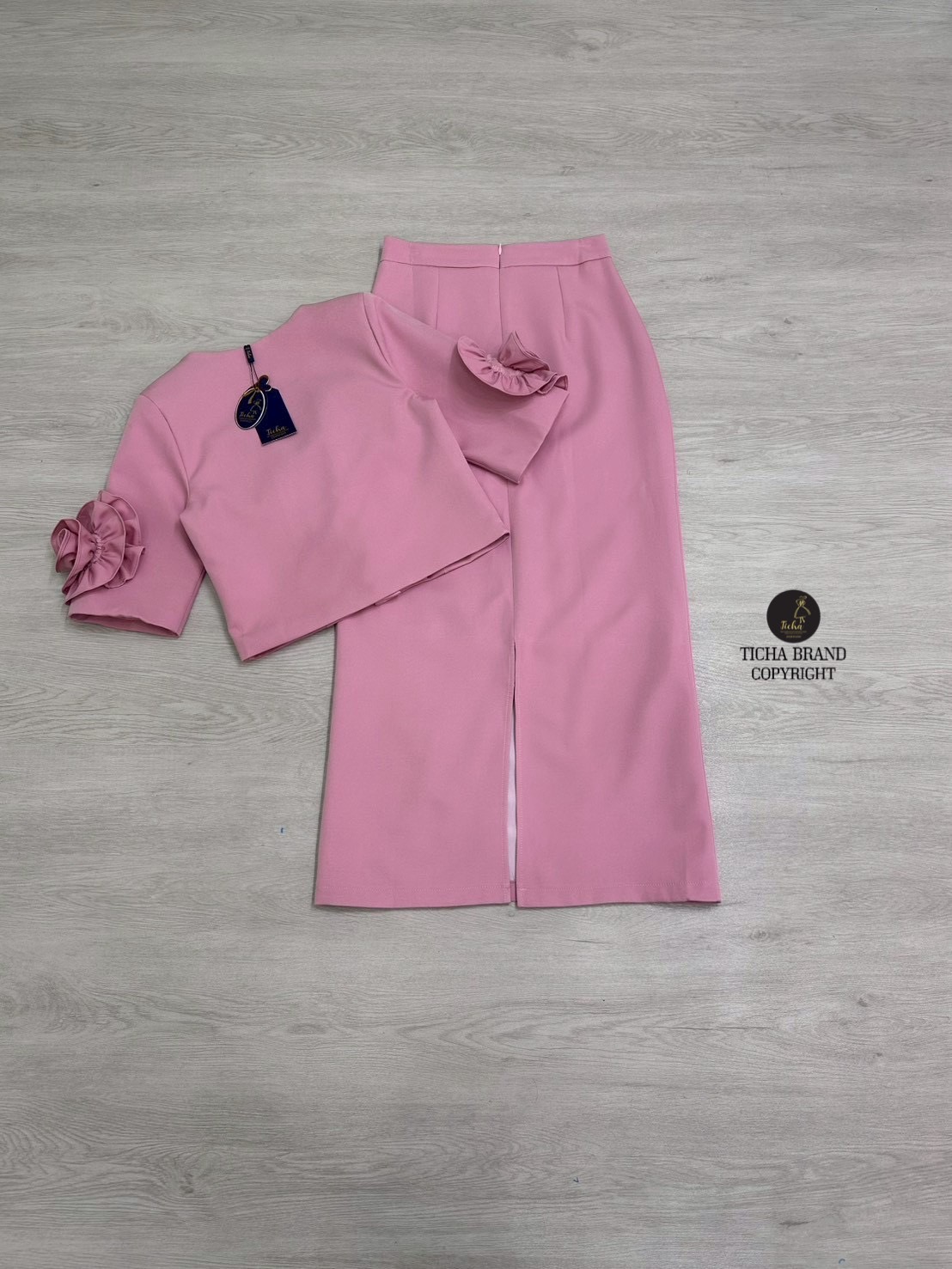 Set 2 ชิ้น เสื้อเบเชอร์ กระดุมหน้าสีชมพูแขน3ส่วน ดีเทลช่วงแขนทั้งสองข้างแต่งดอกกุหลาบ ช่วงอกและหัวไหล่ เสริมฟองน้ำ แมทซ์กับกระโปรงยาว ทรงสอบสีเดียวกัน แต่งผ่าหลังยาว มีชับใน ซิปหลัง งานสวย เนื้อผ้าดี คัตติ๊งเป๊ะคะ