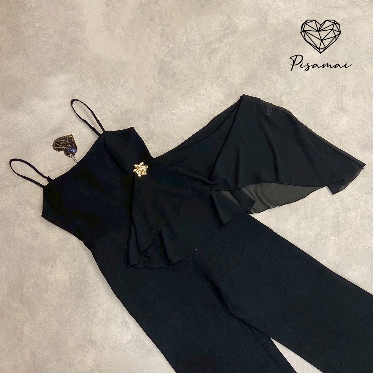 จั้มสูมสายเดี่ยวขายาว มาคู่กับซีทรูตัวสั้นคลุม และเข็มกลัดดอกไม้อะไหล่ทองแยกชิ้นได้ สามารถใส่แมทได้ตามใจชอบ สวย หรู ลูกคุณมากๆค่า รุ่นนี้ควรค่าแก่กสรเก็บต้องมีเลยค่า