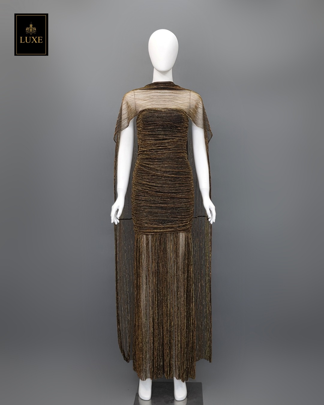 Label : LUXE ☑️เดรสเสื้อเกาะอกทรงเข้ารูป กระโปรงต่อชายระบาย ผ่าหน้า มาพร้อมผ้า mmคลุมไหล่ ปรับเป็นผ้าพันคอได้ ☑️ทำจากผ้าราเม่อัดพลีท ผสมดิ้นเมทัลลิก เล่นแสงวิบวับ ผ้านุ่ม ยืดหยุ่น ☑️มีซิปซ่อนและซับในอย่างดี