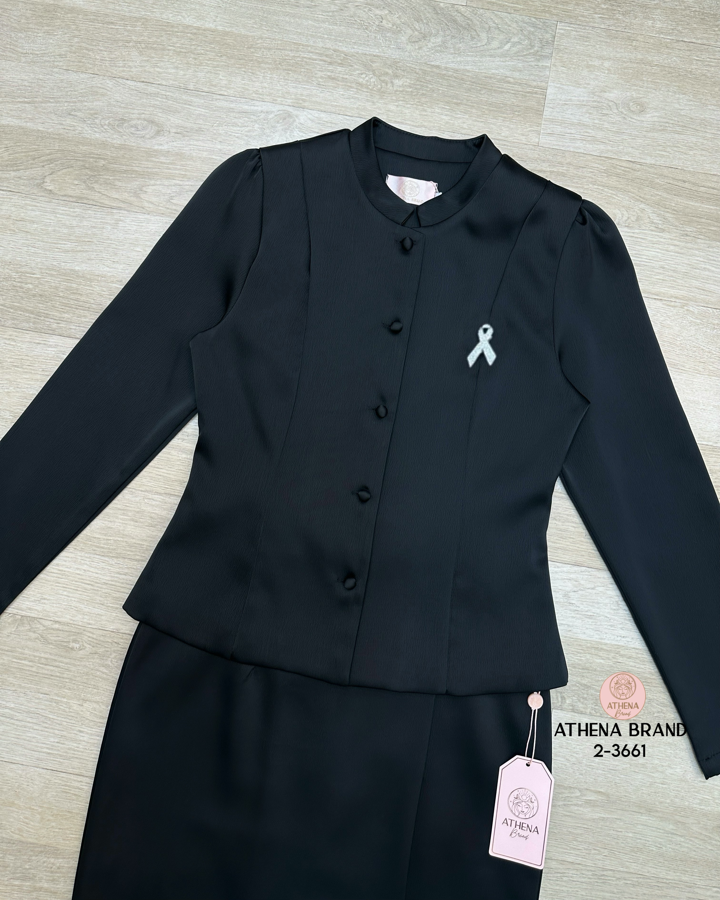 Tag 🔖 :Athena (อธีน่า) Brand Detail :: เสื้อ+กระโปรง+เข็มกลัด Set 3 ชิ้นสุดคุ้ม! เสื้อแขนยาวดีไซน์ ด้านหน้าแต่งกระดุมเรียงสามารถแกะใช้งานได้จริง ตกแต่งเข็มกลัด(สามารถถอดออกได้) แมตช์มาคู่กับกระโปรงป้ายทบคล้ายงานผ้าถุงสำเร็จ ชายกระโปรงด้านหลังผ่า