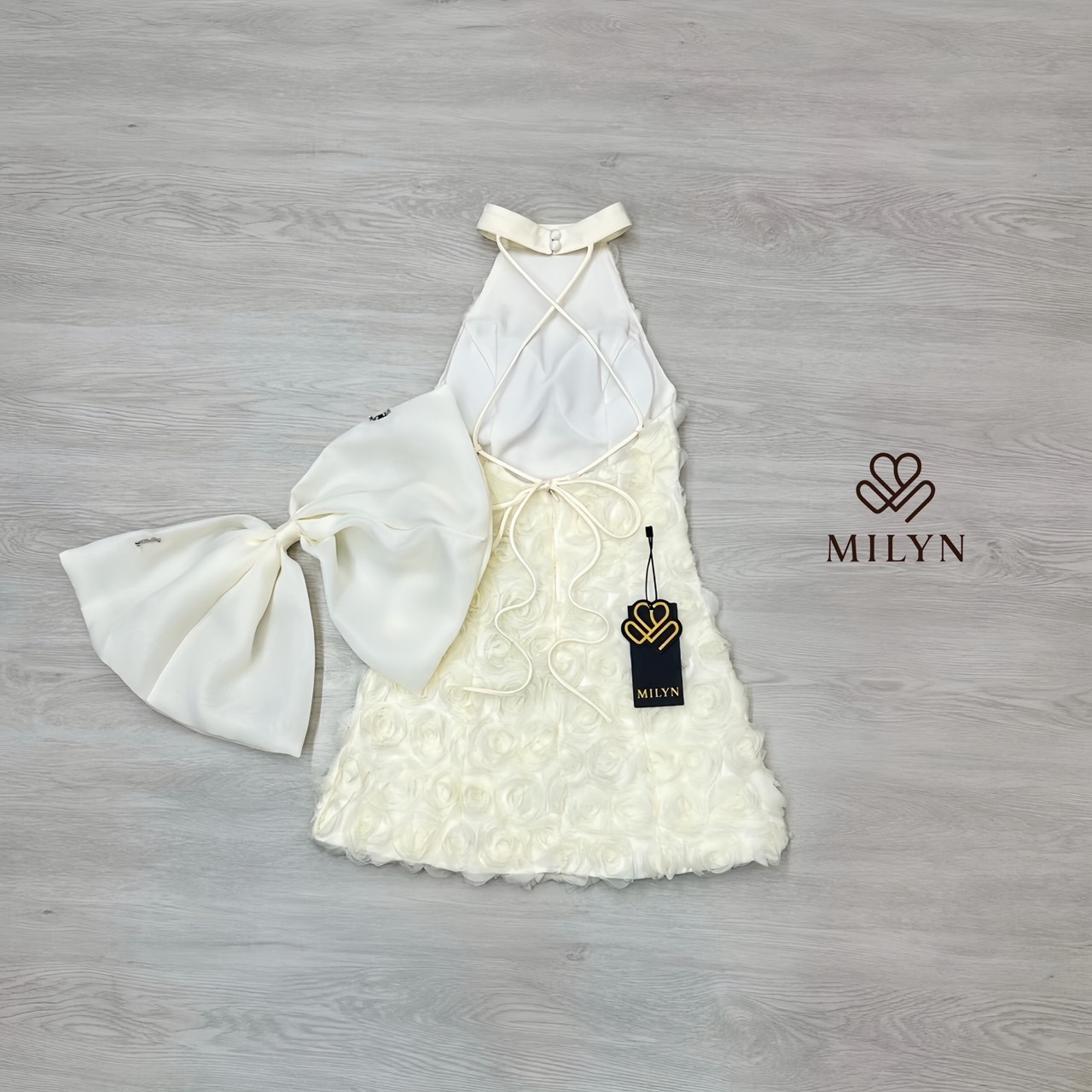 มินิเดรสแต่งดอกกุหลาบทั้งตัว ดีเทลเนื้อผ้าแบบ 3D ทำให้ชุดดูโดดเด่นมากขึ้น คอฮัลเตอร์ช่วยเสริมลุคให้ดูเพรียวและหรูขึ้นไปอีกขั้น ด้านหลังเปิดหลังสวย พร้อมโบว์ใหญ่สุดละมุนเป็นไฮไลต์ของชุด ใส่แล้วน่ารักปนความหวานแบบผู้ดีมากกกก 💙 ตัวเดรสทรงสวย