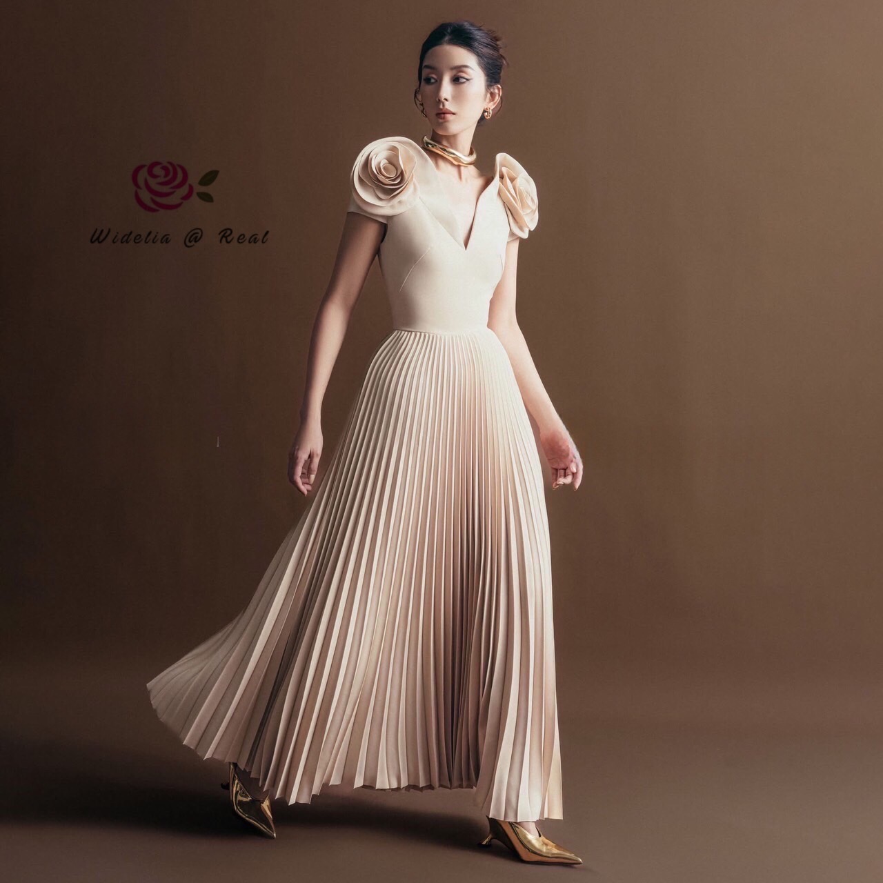 Maxi dress เเม็กซี่เดรสตัวยาว ไหล่ดอกกุหลาบ คอวีหน้าวีหลัง ผูกโบว์ ซิปหลัง กระโปรงอัดพลัท เนื้อผ้าเรียบ สีพื้น งานผ้าอย่างดีค่ะ ทรงสวยเป๊ะ คัตติ้งเนี๊ยบมากๆ รับรองใส่ออกมาไม่ผิดหวังการันตีให้เลย บอกเลยห้ามพลาดเด็ดขาด งานดีงานสวยแน่นอน