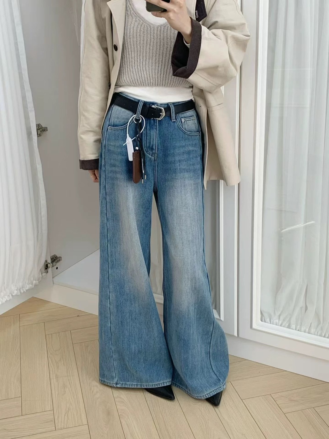 กางเกงขายาวทรงขากระบอกใหญ่ มาพร้อมเข็มขัด ✔ ดีเทลเข็มขัดแต่งห้อยกระเป๋าใบ ✔ ผ้ายีนส์ฟอกสีอย่างดี