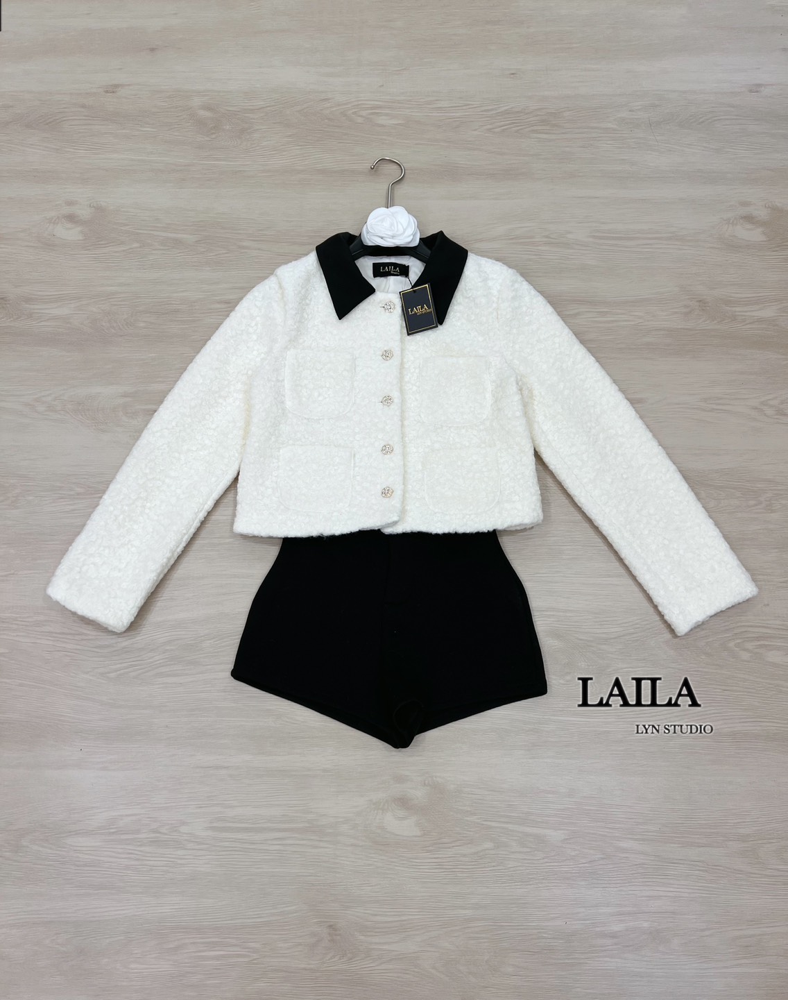 Tag : LAILA Detail: SET เสื้อ+กางเกง งานเสื้อสเวตเตอร์ทรงแขนยาวงานผ้าขนนุ่มๆๆทั้งตัวดีไซน์ด้วยแต่งปกสีดำตัดกับตัวเสื้อดีมากมาในโทรนครีมออฟไวท์/ชมพูและพร้อมกระดุมด้านหน้างานผ้ามีน้ำหนักผ้าสวยมากค่า มาพร้อมกางเกงขาสั้สีแมชสุดๆลุคนี้สวยแพง น่ารักมากๆๆ #byLai