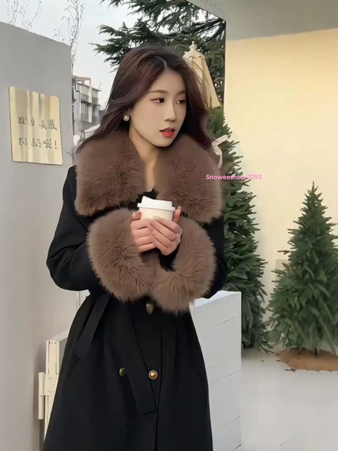 โค้ทตัวนี้คือ ตัวแม่ประจำฤดูหนาว เก็บลุคหรูได้แบบไม่ต้องพยายามเยอะ ปกขนเฟอร์ + ขนปลายแขนแบบฟูๆ แต่งลายสวย หรูมีคลาส ซับในหนา อบอุ่นมาก ใส่ติดลบได้จริง เดินในหิมะก็ยังสวยแบบมีประกาย