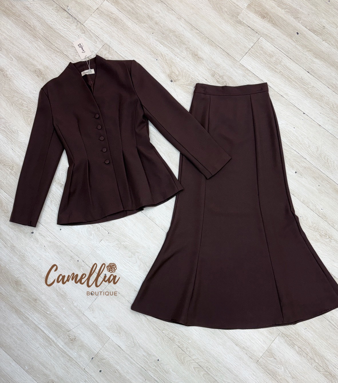 ชุดSet สีแดงที่สวยสง่า เป็นแดงที่สวยแพงมากคะ เสื้อแขนยาวเอวจีบเข้ารูป มาคู่กับกระโปรงเอวสูงทรงหางปลา เอวด้านหลังยืดได้เล็กน้อย