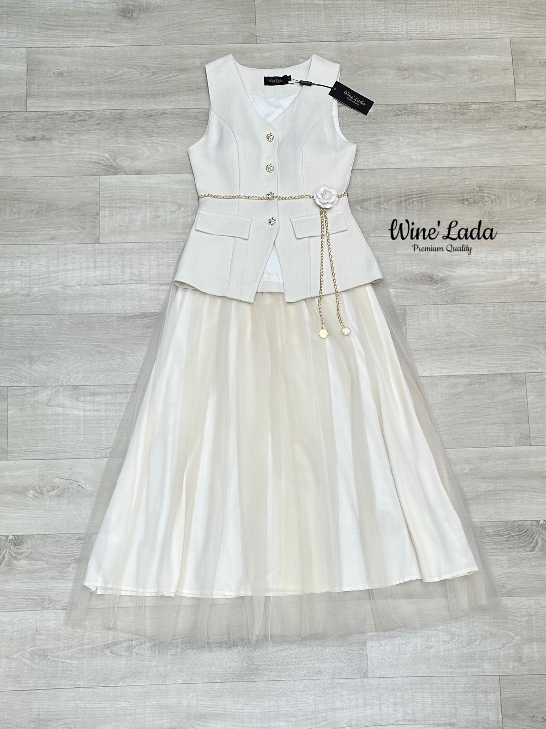 Set 4 Pcs. เช็ทเสื้อแขนกุดกระดุมหน้า เนื้อผ้ามีเทคเจอร์ มาพร้อมกระโปรงมุ้งสีเข้าเซ็ท มีเข็มกลัดดอกไม้และเข็มขัดโซ่ เพิ่มความลัคซู ทรงสวย เป๊ะ สวยหรู ดูแพง มากค่ะ ใส่แล้วผอมเพียว ซับในทั้งตัว เนื้อผ้าใส่สบาย สายลัคซูรี่ ต้องมีติดตู้ ใครได้ลองแล้วจะหลงรักค่