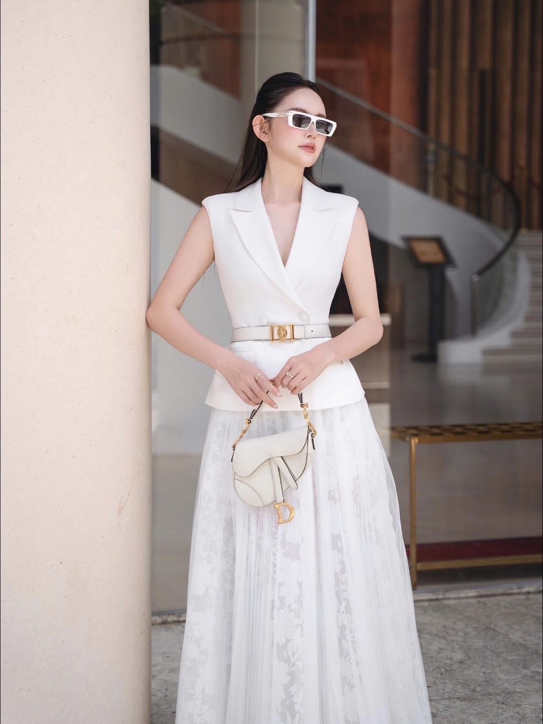 เซต3ชิ้นเสื้อสูทคอปกแขนกุดกระดุมหน้าพร้อมกระดุมแปกกันโป๊ช่วงคอวีเสื้อตัดเย็บด้วยเนื้อผ้าสูทอัดกาวเนื้อผ้ามีน้ำหนักอยู่ทรงสวยทรงเสื้อเข้ารูปเข้าทรงตัดตามไซส์เข้ารูปช่วงเอวมาพร้อมเข็มขัดเข้าชุดและกระโปรงยาว3ชั้นซับในสีเนื้อผ้าตาข่ายลายดอกไม้และผ้าตาข่ายซีทู