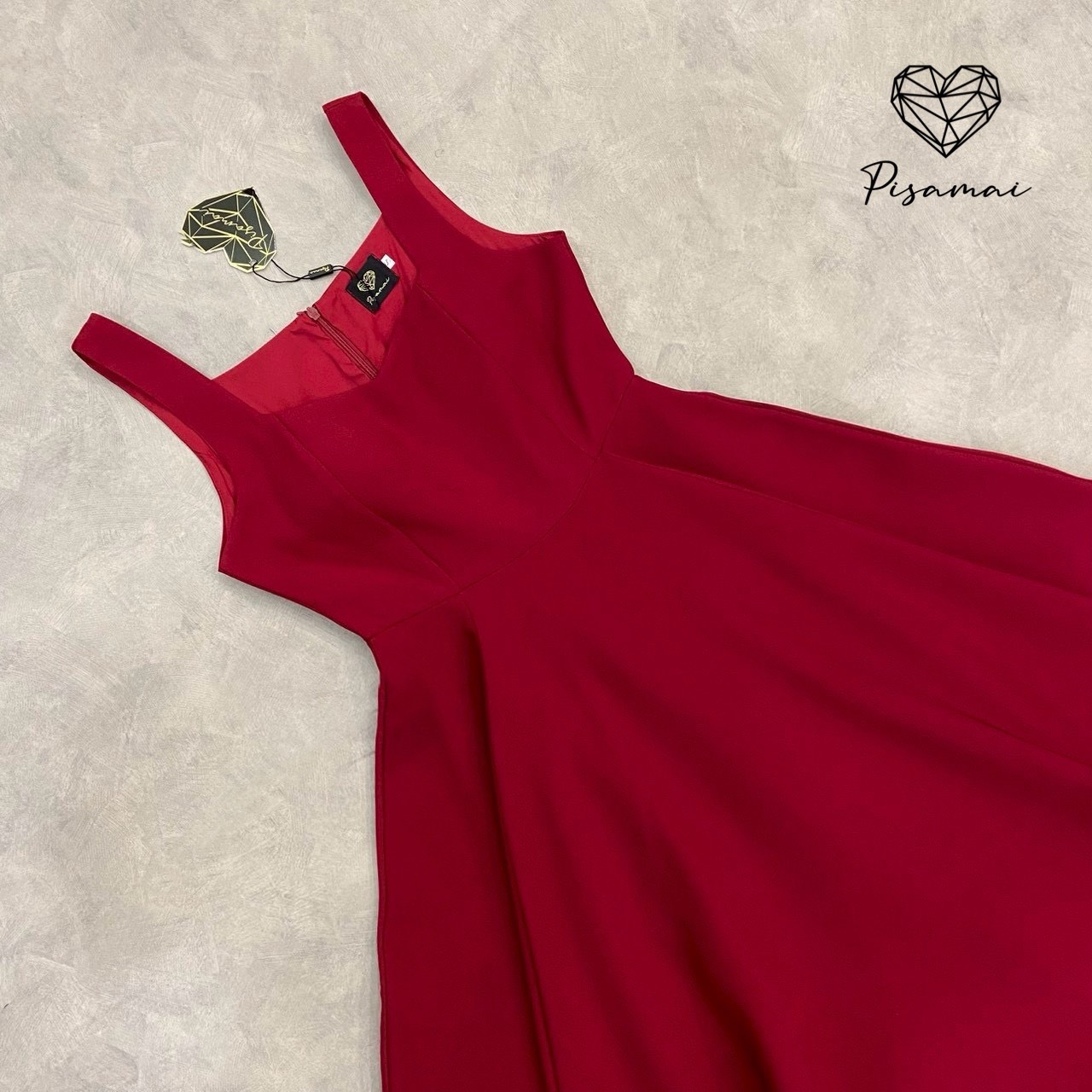 เซ็ตแขนกุดสีแดงตัวยาวบาน เนื้อผ้าสูทอัดกาวอย่างดี หนาเป็นวอลลุ่มใส่สวยมากค่า ถ่ายรูปดีมากเลยค่ารุ่นนี้ ปังปุริเย้แน่นอนค่า ห้ามพลาดเลย