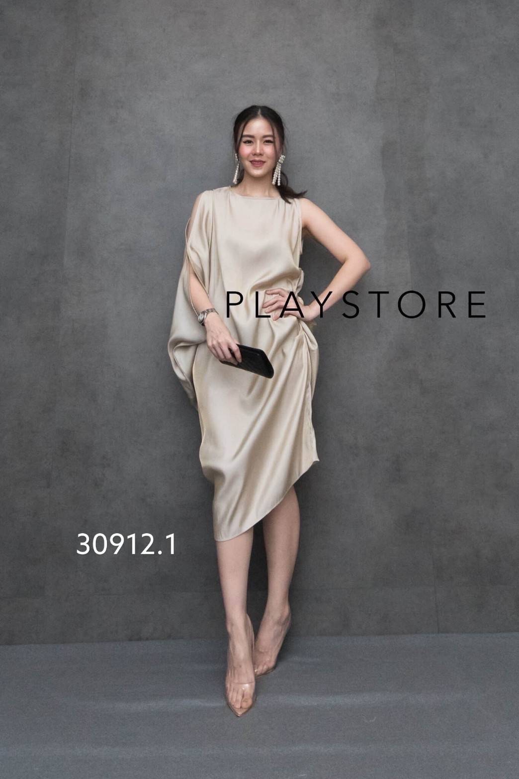 MiRRoRSiSTER’s JoKüLg aXiDRESS•• เดรสผ้าซิลค์ดีไซน์เก๋ ทรงโคร่งๆ ใส่ออกงานสวยสง่า ด้านซ้ายมีดีเทลแต่งจับย่นเพิ่มวอลลุ่มให้ชุด ด้านขวาช่วงแขนแต่งดีไซน์เว้าไหล่ ชายเฉียงนิดๆ เนื้อผ้าสวยอย่างดีเหลือบๆเล่นแสงมีประกายออร่า ใส่สบายสุดๆ ใส่ออกงานเริ่ด.