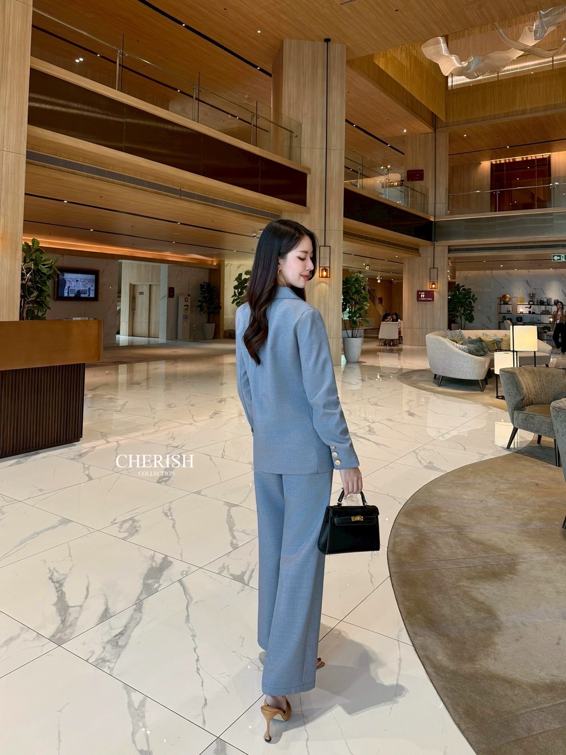 Setsuit เสื้อ+กางเกง ลุค CEO เรียบหรู ดูทันสมัย ทรงสวย ใช้ผ้าดี ใส่สบาย ตัวเสื้อสูทแต่งกระดุมทองมีกระเป๋า พร้อมซับในทั้งตัว มาพร้อมกับกางเกงขากระบอก มีกระเป๋า 2 ข้าง เซตนี้จะใส่ทำงาน
