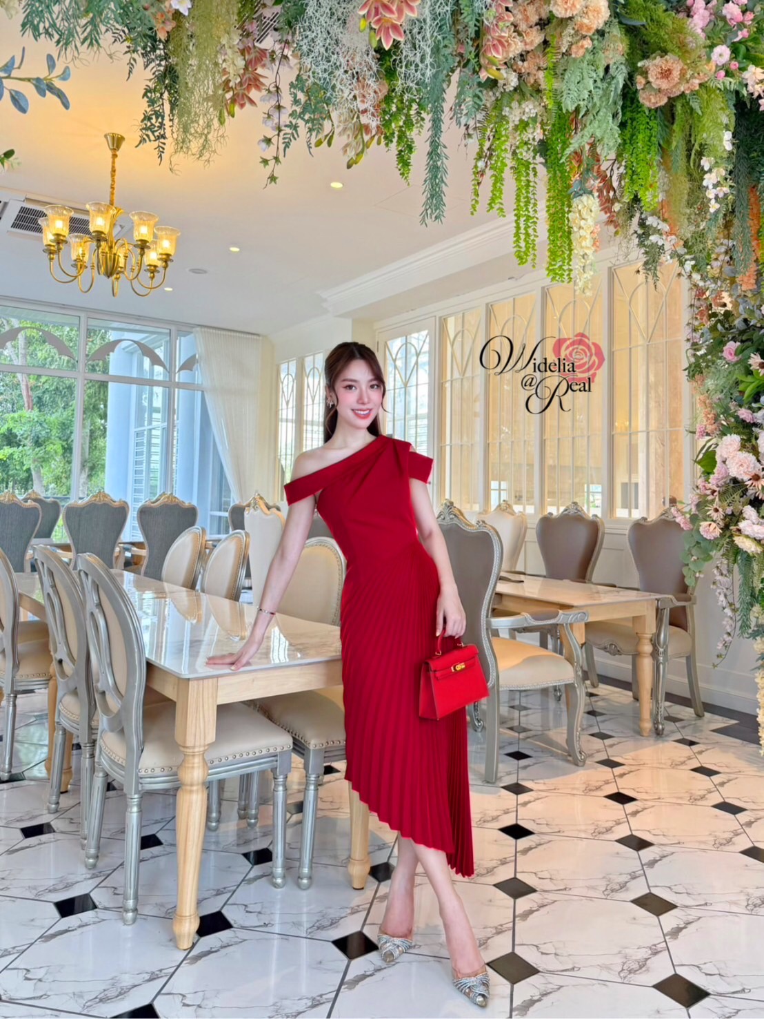 Dress เดรสตัวยาว ปาดไหล่ กระโปรงปลายเฉียง เนื้อผ้าเรียบ สีพื้น ซิปข้าง ผ้าอัดพลีท ผ้าอย่างดี มีน้ำหนัก ไม่บาง งานคัตติ้งเนี๊ยบ ทรงสวยเป๊ะมาก รับรองใส่ออกมาไม่ผิดหวังการันตีให้เลย บอกเลยห้ามพลาดเด็ดขาด งานดีงานสวยแน่นอน