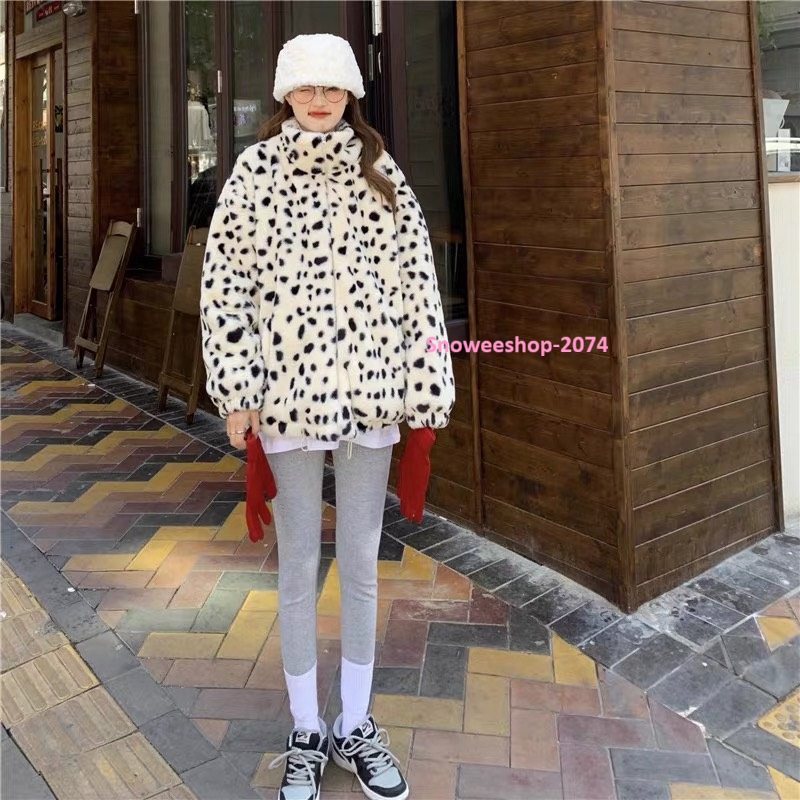 Leopard Lover Must-Have ลายเสือกลับมาแรงอีกครั้ง เสื้อโค้ทขนกำมะหยี่นุ่มฟู ทรงหลวมใส่สบาย สไตล์เกาหลีสุดชิค ใส่เที่ยวต่างประเทศก็ปัง ใส่ในเมืองก็เก๋ อุ่นแต่ไม่อ้วน ใส่แล้วดูแฟสุดๆ ใส่เที่ยวได้ตั้งแต่โซลถึงซัปโปโร พร้อมให้เลือกหลายไซ ใส่ยังไงก็สวยทุกองศา