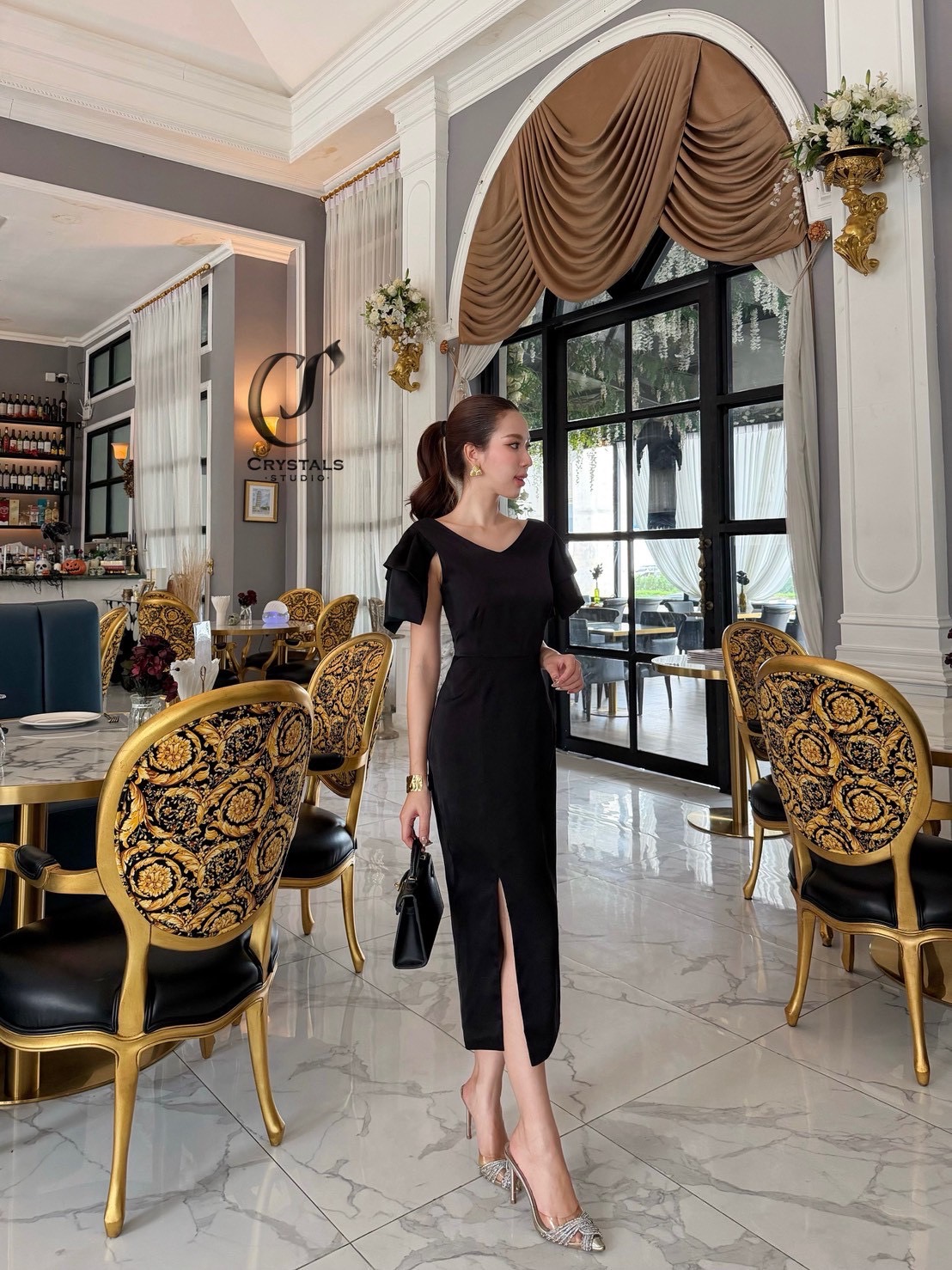 เดรสสีดำเรียบหรู เดรสยาวคลุมเข่าสีดำล้วน แขนกุดแต่งระบาย2ชั้น งานซิปหลัง ชายกระโปรงผ่าข้างเพื่อให้เดินสะดวก สวมใส่สบาย #เนื้อผ้าเกรดพรีเมี่ยมอย่างดี #Crystals #งานป้าย