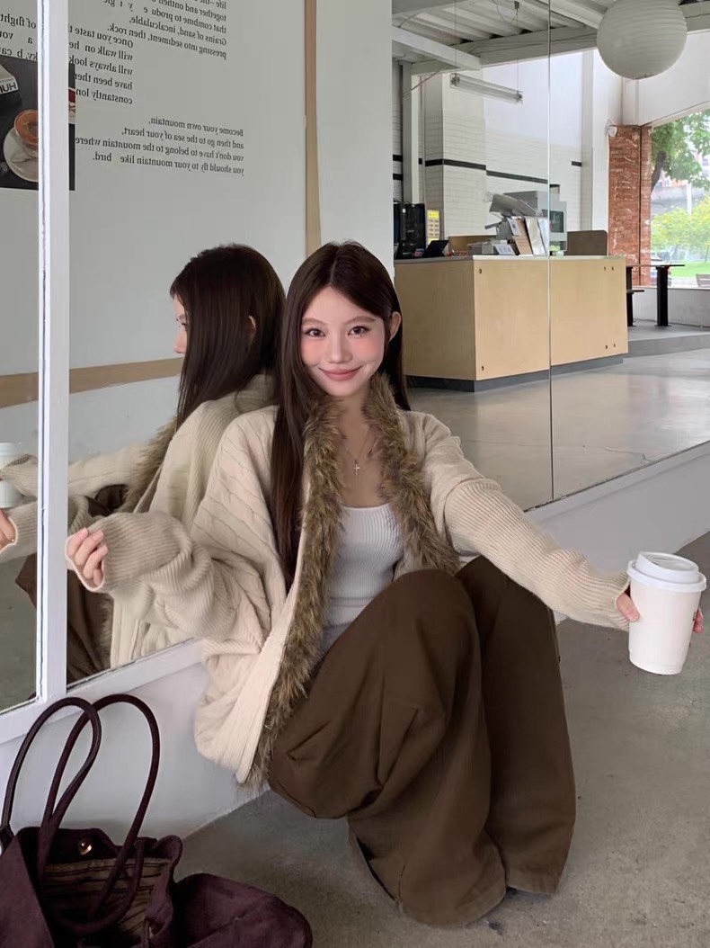 เสื้อคลุมไหมพรมผสมวูล ตกแต่งขนเฟอร์นุ่มฟู ใส่แล้วน่ารักมากก 🤍 โทนสีคลุมง่าย แมตช์ได้ทุกลุค อบอุ่น ใส่สวยทุกโอกาส