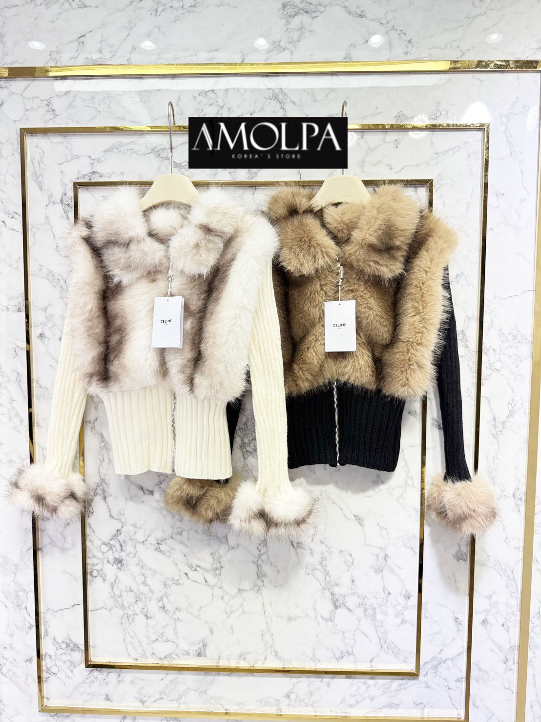 JACKET CEL ขนเฟอรร ซิปหน้า มีอะไหล่LOGO ห้อยตุ้งติ้ง งานสวย พื้นจะเป็นผ้าร่องใหญ่ทอแน่น แต่งปกคลุมด้วยเฟอร์ช่วงหน้าอกและปลายแขนมิ้ง เนื้อผ้านิ่มมากกกกก หนานุ่มแน่น.... งานน่ารักมาก ผ้าใส่สบายมากกกก เนื้อผ้าดีมากๆค่ะค๊าลูกค้า ใส่แล้วไม่ร้อนระบายความร้อนได้