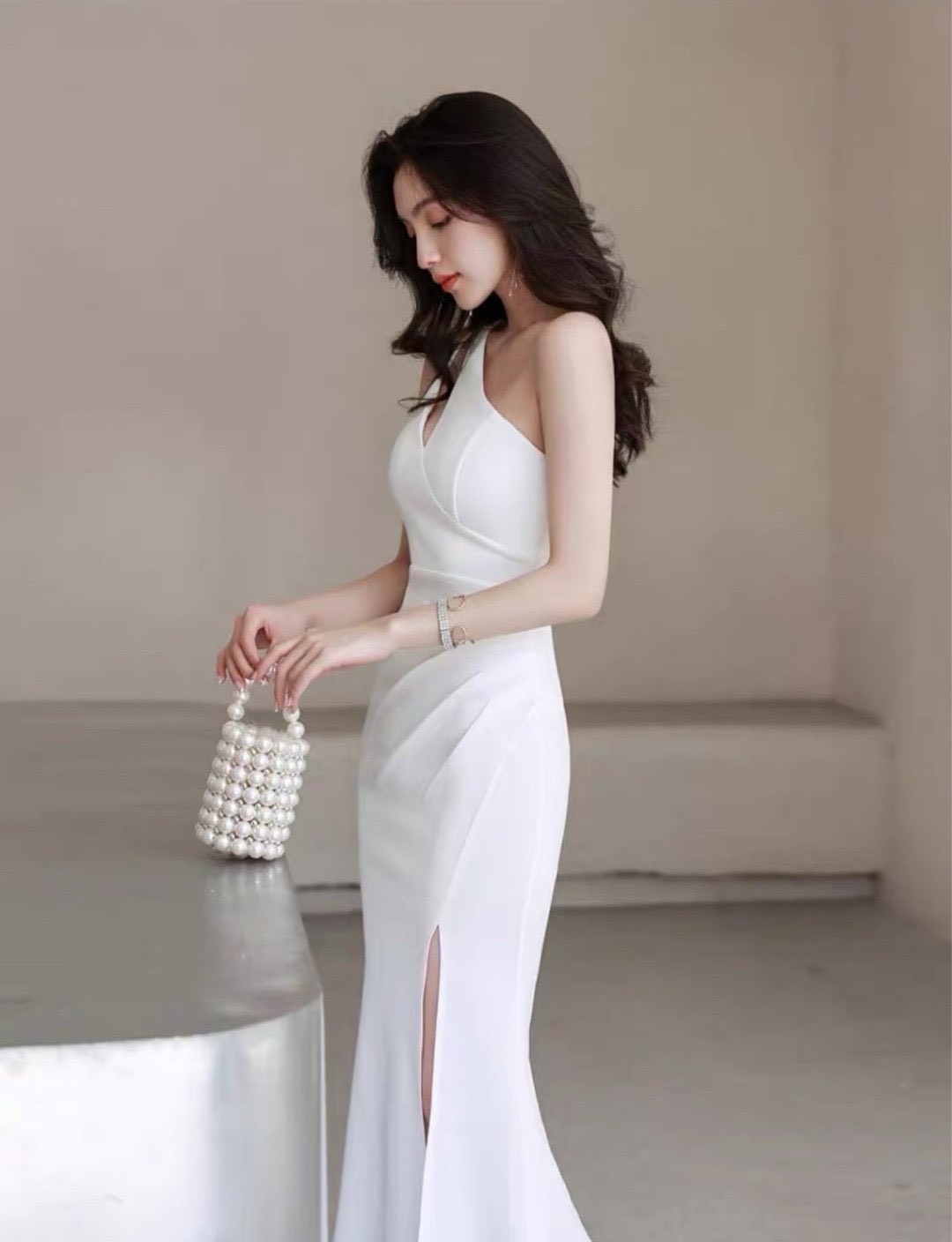 เดรสไหล่เดียวสีขาวตัวยาวผ่าหน้าใส่vacayถ่ายรูปกับแก๊งค์เพื่อนๆไม่มีผิดหวังเลยค่า ห้ามพลาดเลยน้าตัวนี้