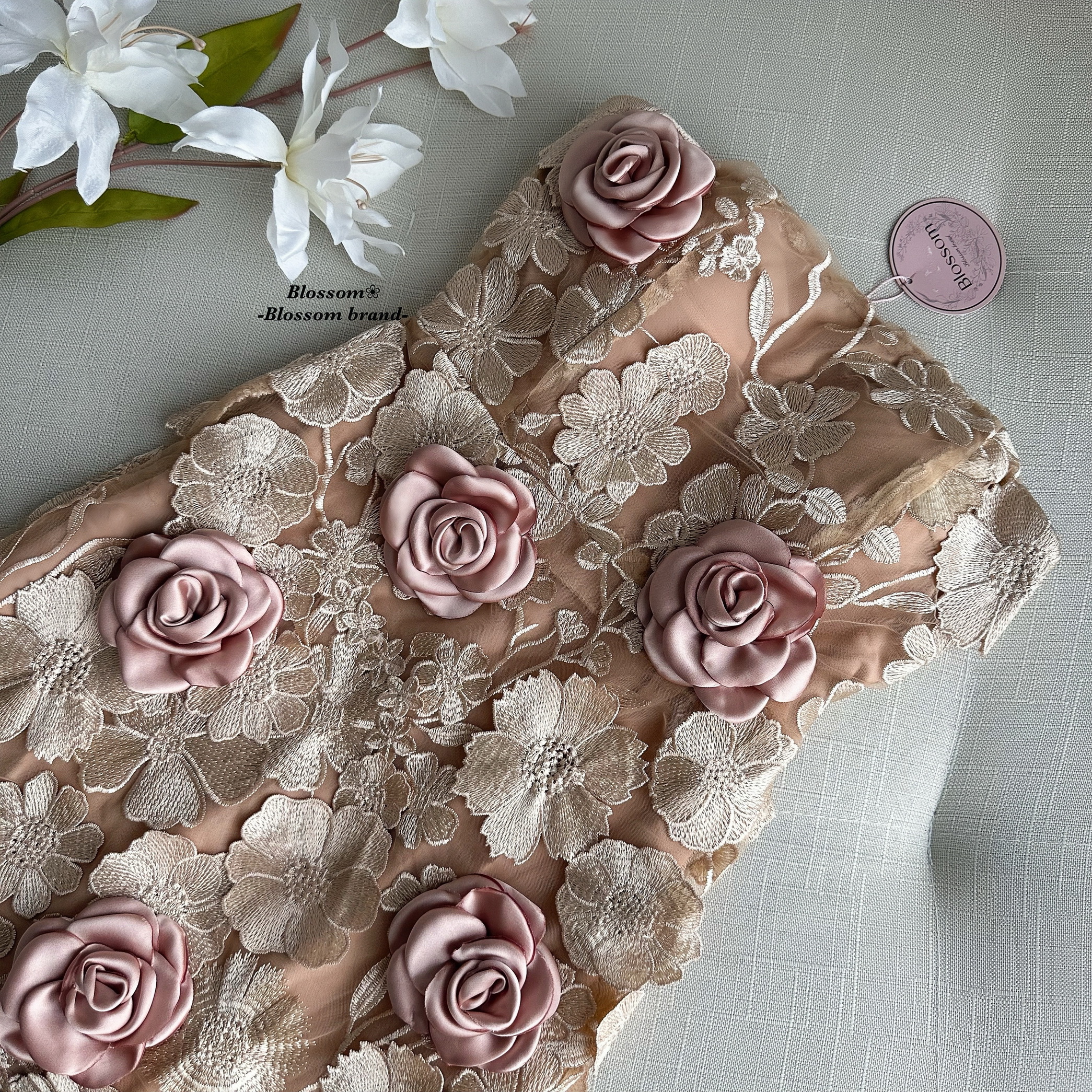 เดรสสั้นเกาะอก ออกแบบในสไตล์หรูหราเฉพาะตัว โดดเด่นด้วยงาน ปักลายดอกไม้และลูกไม้ 3 มิติ ทั้งตัว ให้เลเยอร์สวยเด่นแบบงานพรีเมียม ใส่แล้วช่วยขับผิวและทำให้ลุคดูแพง ช่วงหน้าอกมีฟองน้ำในตัว