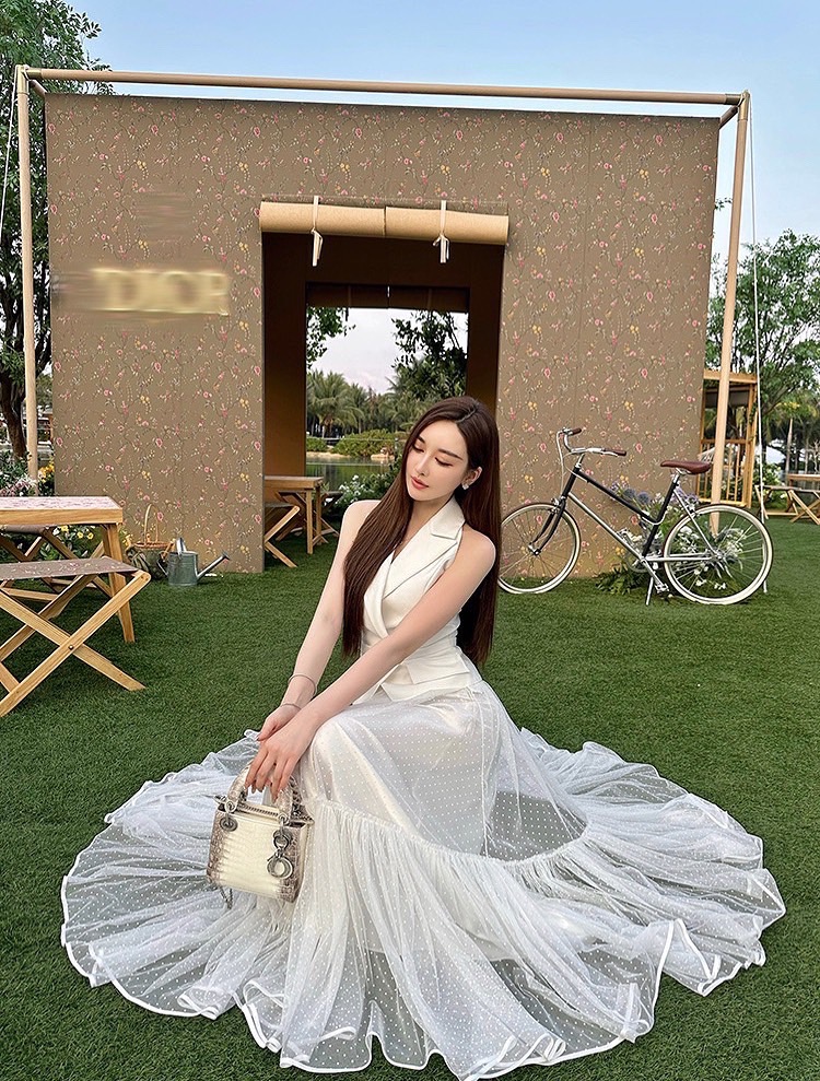 เซ็ตเสื้อคล้องคอแขนกุดสีขาว มาคู่กับกระโปรงบานซีทรูสีขาว มาพร้อมเข็มขัดเข้าเซ็ตใส่ฟินนาเล่มากๆค่าชุดนี้ ไม่มีผิดหวังแน่นอน ใส่vacayถ่ายรูปกับแก๊งค์เพื่อนๆไม่มีผิดหวังเลยค่า ห้ามพลาดเลยน้าตัวนี้ !