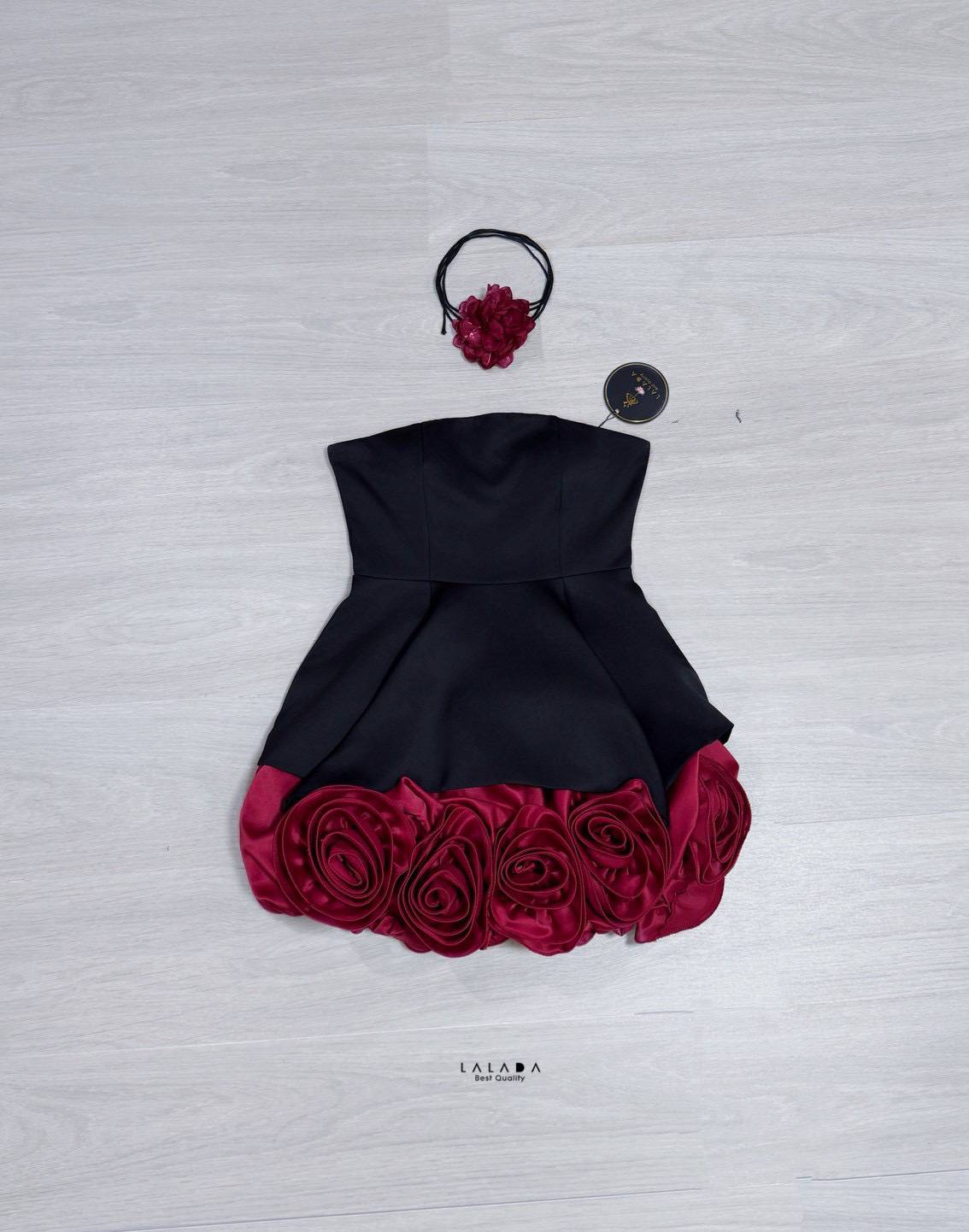 Set 3 ชิ้น น่ารักมากๆงาน rare item นะคะ เสื้อเกาะอกสีดำงานซิปหลังเสริมฟองน้ำ + กระโปรงทรงบอลลูนแต่งดอกไม้ 3D ด้านล่าง งานคุณภาพเกรดเอ งานจริงคือสวยมากค่ะ + โชคเกอร์ที่คอให้ลุคหรูหรา หวานซ่อนเปรี้ยว