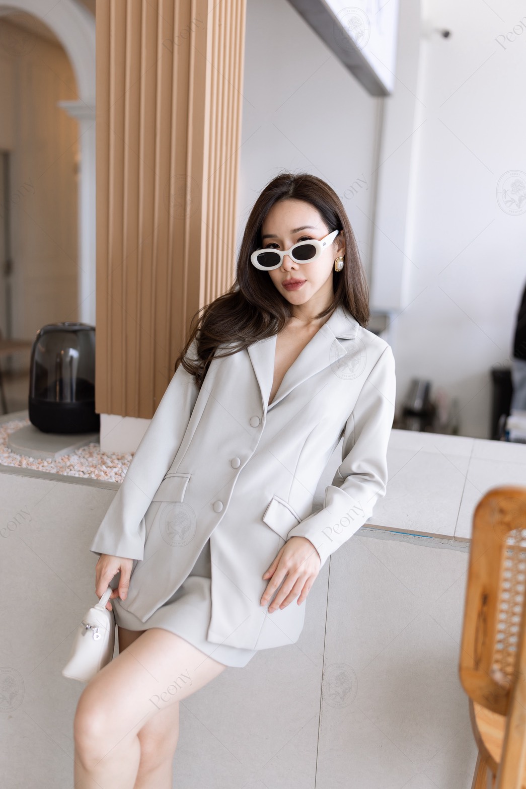 ชุดเซตสูทคอปก เข้ารูปพอดี ตัดเย็บด้วยเนื้อผ้า ที่ใช้ตัดสูทโดยเฉพาะ ทอแน่น มีน้ำหนัก มาพร้อมกับกระโปรงสั้นซับด้านในเป็นกางเกง คอมพลีทลุคสวย มั่นใจได้ในทุกโอกาส