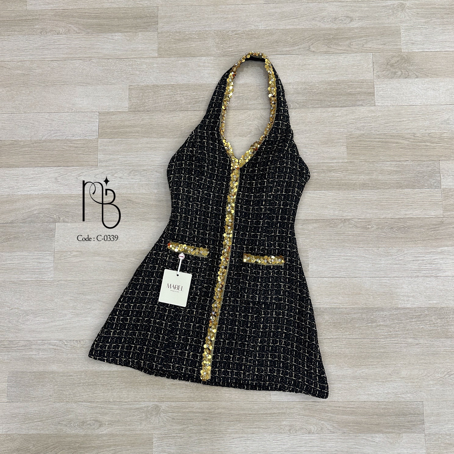 มินิเดรสคล้องคอทวิสทรงเปิดหลัง ดีเทลโครตหรูหรา มีช่องกระเป๋าด้านหน้า ชุดมีฟองน้ำและซับในทั้งตัว สวยมาก งานแฟชั่นสุดปัง งานจริงสวยจึ้ง ผ้าดีสุดๆ คอนเฟริมเลยค่ะ🖤 #BRANDMABEL #งานป้ายmabel