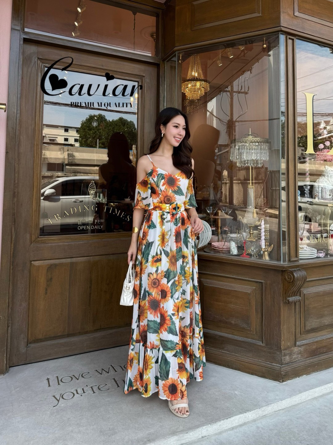 Sun-flower maxxi dress สายคาเฟ่ต้องเข้าแล้วววว…ตัวนี้ถ่ายรูปสวยเวอร์ ขึ้นกล้องสุดๆ เพราะสีสันคือสดใสมากนะคะ ลายผ้าที่พิมพ์🌻🌻คือสวยชัดเป้ะ นุ้งเป็นเดรสยาวทรงสายเดี่ยว มีระบายคล้องแขน กระโปรงบานน่ารัก คัตติ้งเนี้ยบ ตัดเย็บด้วยผ้าชีฟองเนื้อทร