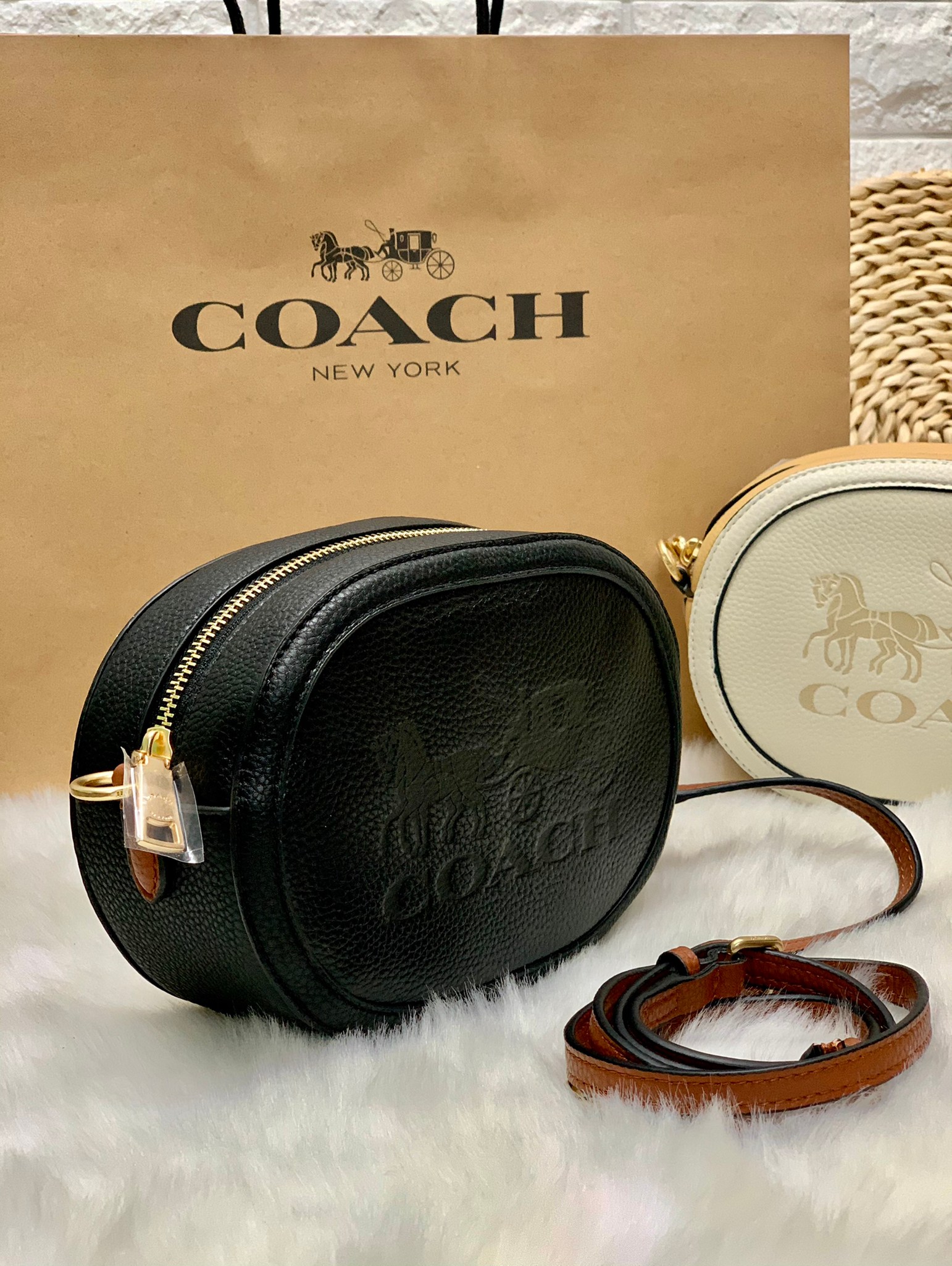 กระเป๋าสะพายไฮโซน่ารักเก๋ๆ ทรงกล่องกลมแบรนด์เนมโค้ชสีดำแดง COACH Camera Bag In Colorblock ((C4056//C4156))