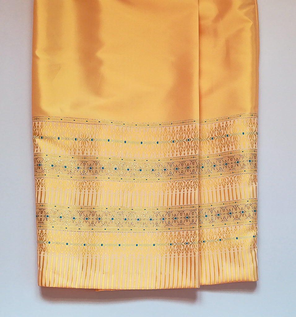 ผ้าถุงไหมสำเร็จรูป (สีเหลือทอง) งานตัดเย็บประณีต อัดผ้ากาวตามสีของผ้าถุง เนื้องานดีเกรด A (รอบเอว 32 นิ้ว)