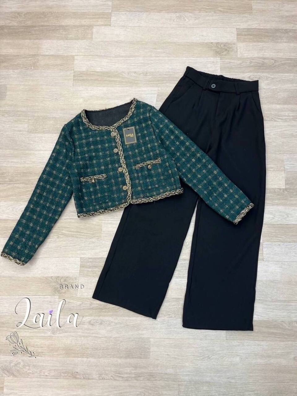 SET เสื้อ+กางเกง เสื้อคลุมทรงครอปแขนยาว แต่งขอบเชือกดิ้นทองดำ ตัวเสื้อสีเขียวเข้มดูแพง แต่งกระดุมทอง มาพร้อมกางเกงขายาว รอบนี้กางเกงเป็นงานตะขอหน้าเพิ่มความผ้าหนักหนักทรงสวยผ้าดีพรีเมี่ยม สีดำ แมชลงตัว ลุคคุณหนูดูดีดูแพงค่า #byLaila #ผ้าทวิต #ชุดผ้าทวิต #