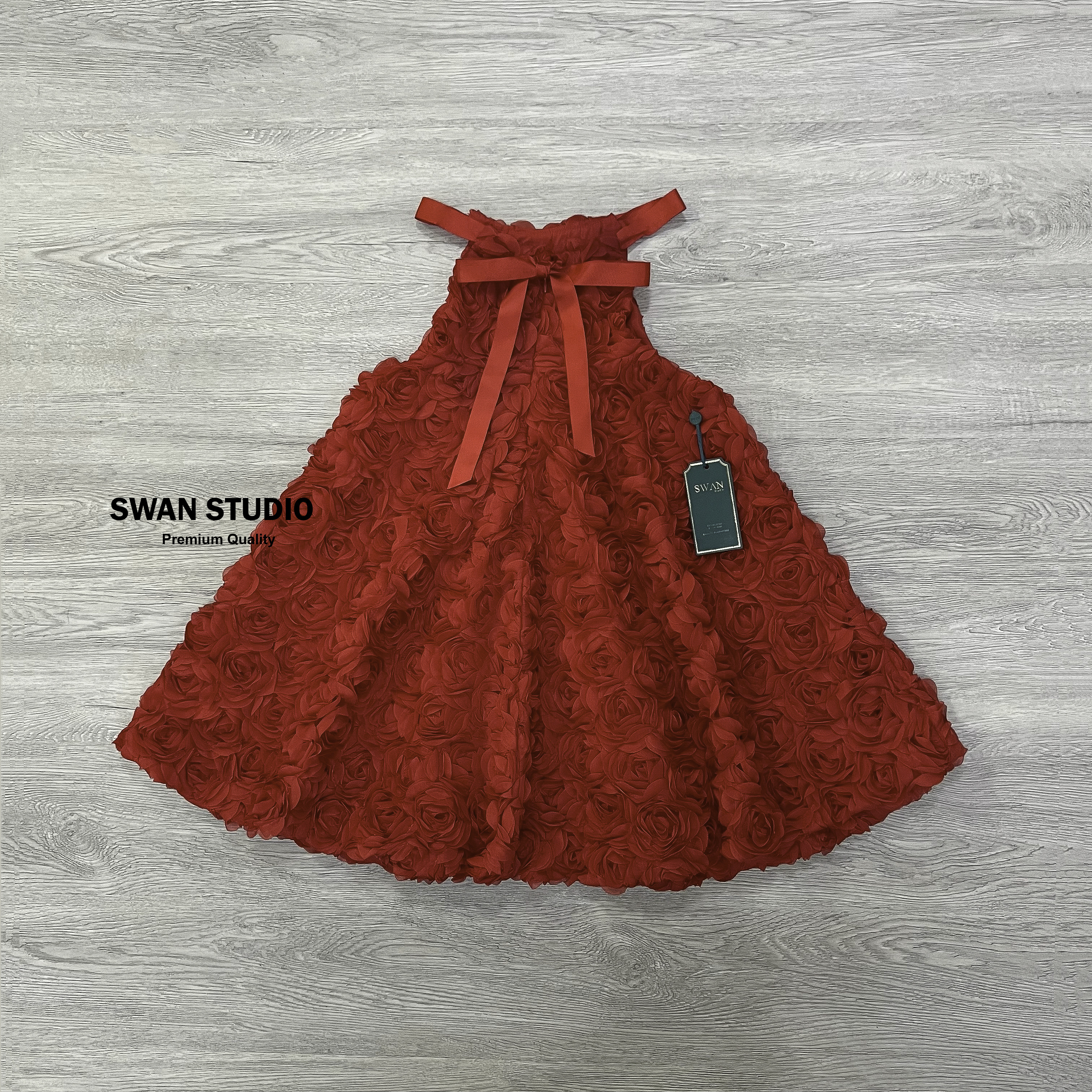 เดรสดอกไม้ 3D สีแดงสด ใส่คริสต์มาส ปีใหม่ ตรุษจีน รุ่นนี้ทางเราสั่งทอใหม่ให้ดอกแน่นๆชิดๆ รับรองว่าสวยสมราคา ช่วงคอแต่งด้วยสายริบบิ้น เริ่มผูกด้านหลัง สวยอลังหรูหราสุดๆค่า