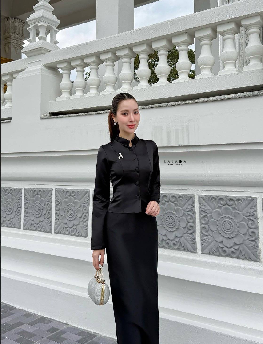 ชุดไทยจิตรลดาสีดำ แขนยาว คอปีนกระดุมหน้าสวยหรูตัดเย็บปราณีตแมทช์กับผ้าถุงสำเร็จรูป งานซิปหลัง + เข็มกลัดเพชร