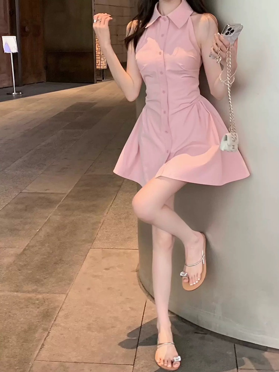 Label :: RAMI-PAPHA(รมิปภา) White Gold Set. เซต3ชิ้น.. สีขาวแบบฉบับผู้ดี เสื้อคอปกกระดุมหน้า ดีเทลเก๋ทั้งตัว ดีเทลเสื้อหน้าสั้น ด้านหลังยาว เนื้อผ้านิ่มรีดง่าย สวมใส่สบาย ++กางเกงขาสั้นเนื้อผ้าและสีเดียวกัน ซับในอย่างดีทั้งตัว มีกระเป๋าใช้งานได้จริง ซิปหล