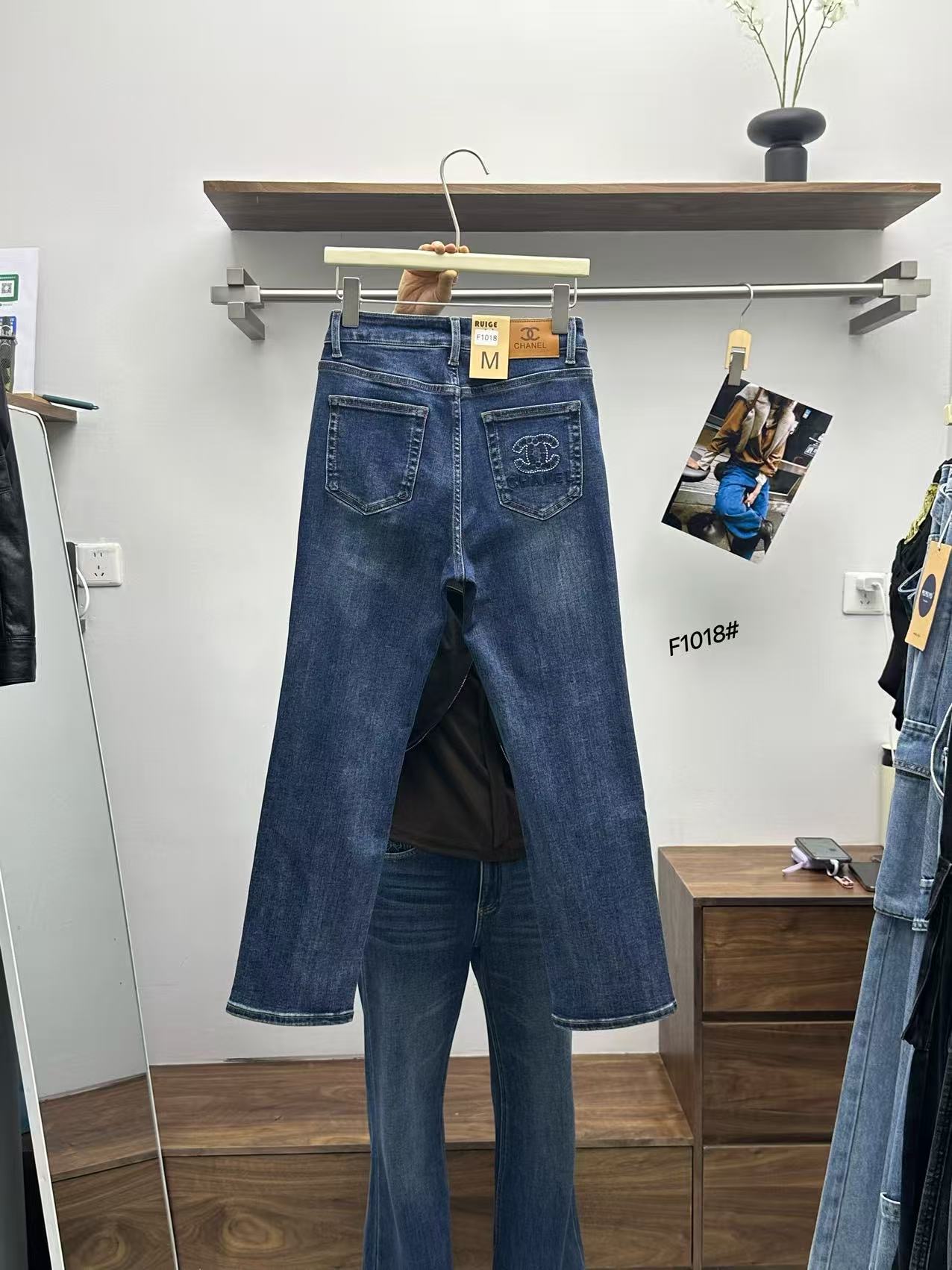 No.RGF1018# S-XXL - กางเกงยีนส์ขากระบอกเล็ก8ส่วน ทรงขาตรง สีเข้มสวยมาา ทรงเรียบๆ ดีเทลปั๊มโลโก้ตรงกระเป๋าข้างหลัง ใส่น่ารักจริงๆ งานผ้านิ่มมาก ใส่สบายสุดๆ ผ้ายีนส์ยืดหยุ่นได้เยอะค่ะ ใส่ทรงสวยทุกส่วน