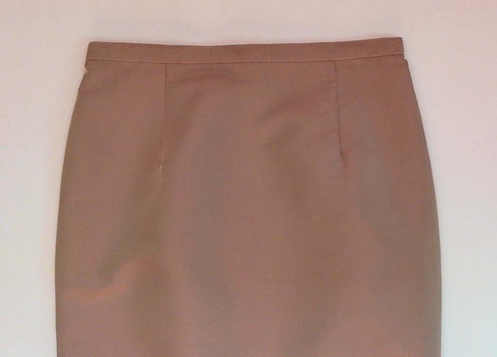 ผ้าถุงไหมสำเร็จรูป (สีโอวัลติน ทรงกระโปรง) งานตัดเย็บประณีต อัดผ้ากาวตามสีของผ้าถุง เนื้องานดีเกรด A (รอบเอว 30 นิ้ว)