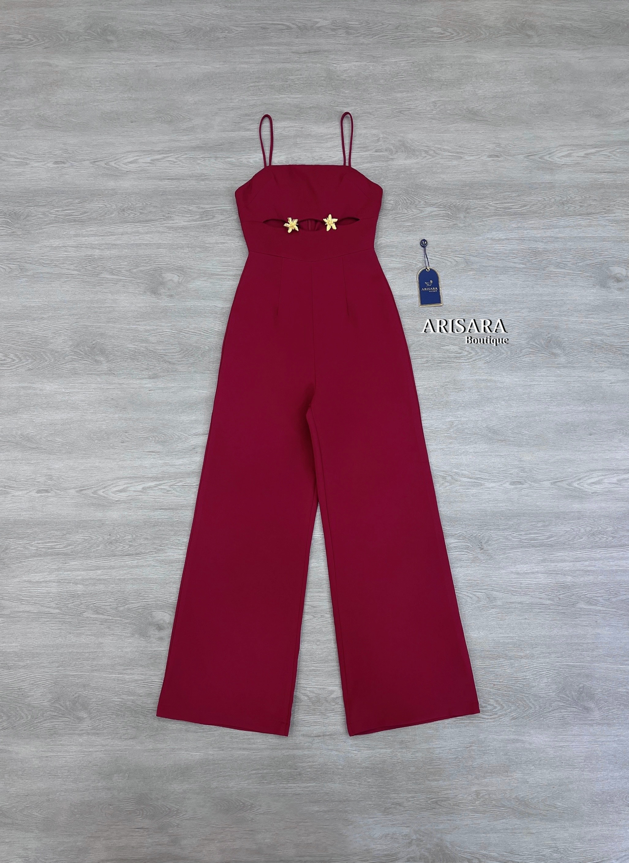 DETAIL : สวย หรู ดูดี Jumpsuit สีแดงเบอร์กันดี ขับผิวสุดๆ เพิ่มดีเทลด้วยเข็มกลัดดอกไม้สีทอง มีฟองน้ำเสริมทรง ซิปด้านหลัง ซับในทั้งชุด ดูดีสุดๆ ห้ามพลาดเลยค่ะชุดนี้ ❣️