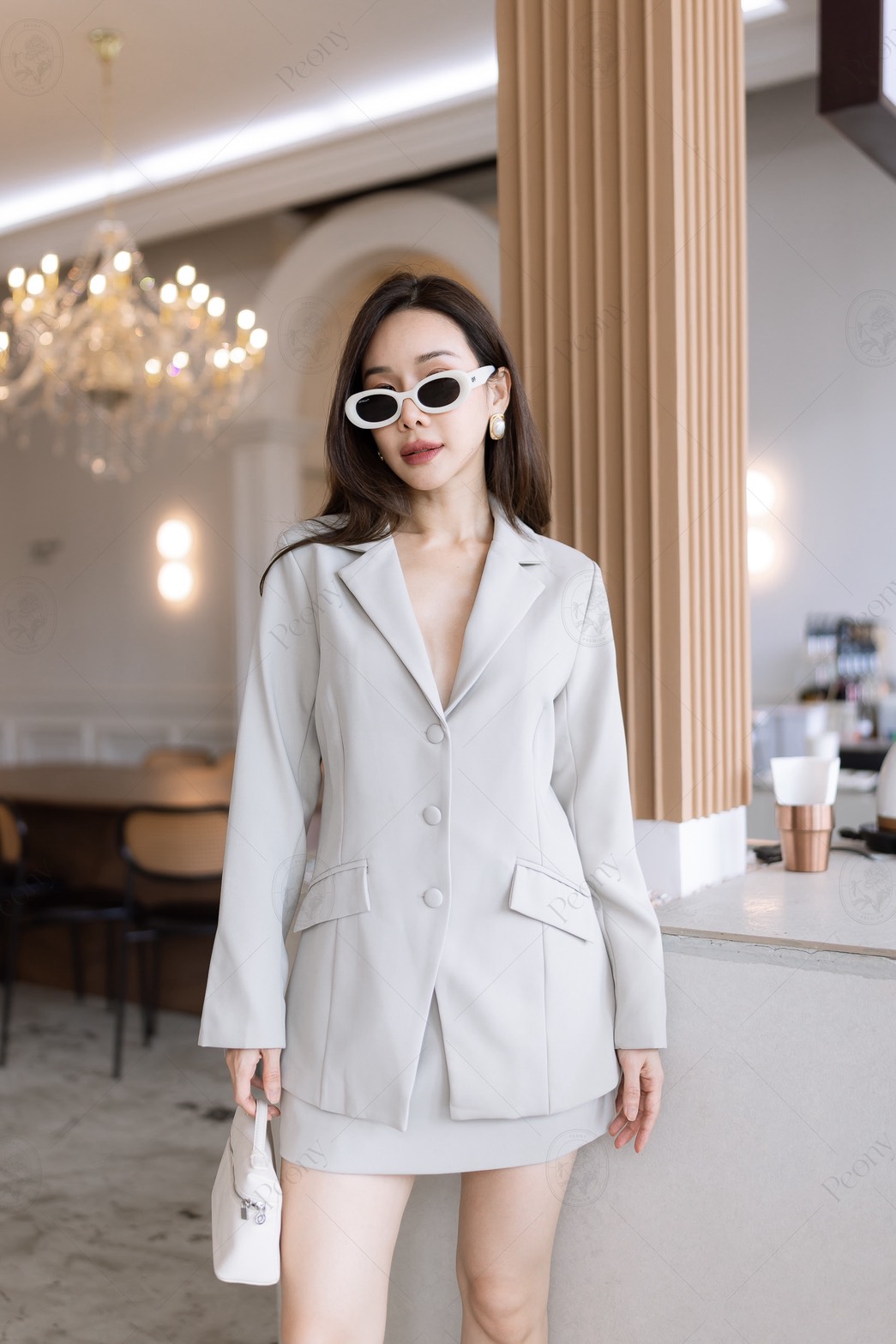 ชุดเซตสูทคอปก เข้ารูปพอดี ตัดเย็บด้วยเนื้อผ้า ที่ใช้ตัดสูทโดยเฉพาะ ทอแน่น มีน้ำหนัก มาพร้อมกับกระโปรงสั้นซับด้านในเป็นกางเกง คอมพลีทลุคสวย มั่นใจได้ในทุกโอกาส