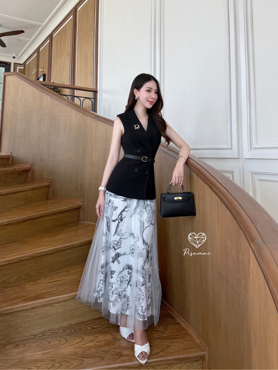 เซ็ตเสื้อคอปกแขนกุดผ้าสูทสีดำมาคู่กับกระโปรงกราฟฟิกสีครีมคลุมผ้าตาข่าย พร้อมเข็ดขำเข้าเซ็ต ใส่แล้วโลกสดใสมากๆค่ารุ่นนี้ ใส่vacayถ่ายรูปกับแก๊งค์เพื่อนๆไม่มีผิดหวังเลยค่า ห้ามพลาดเลยน้าตัวนี้