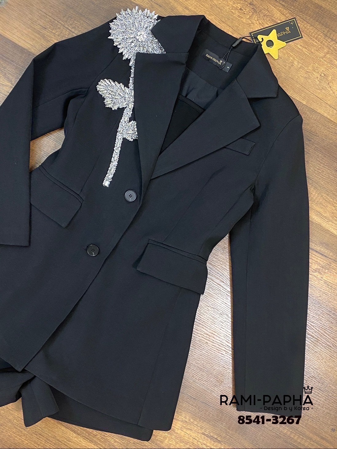 Label :: RAMI-PAPHA(รมิปภา) Detail :: สูท+เสื้อ+ขาสั้น เซต3ชิ้นสีดำคลาสสิก แมทง่ายทุกโอกาส เสื้อสูทดีเทลสวยเก๋ได้ลุ๊คหรูหรา ผู้ดีฝุดๆ แต่งอะไหล่ด้านหน้า**วัสดุอย่างดีเกรดPremium** กระดุมหน้าใช้งานได้จริง ไหล่เสริมฟองน้ำให้ดูสง่า กระเป๋าใช้งานได้จริง ซับใน